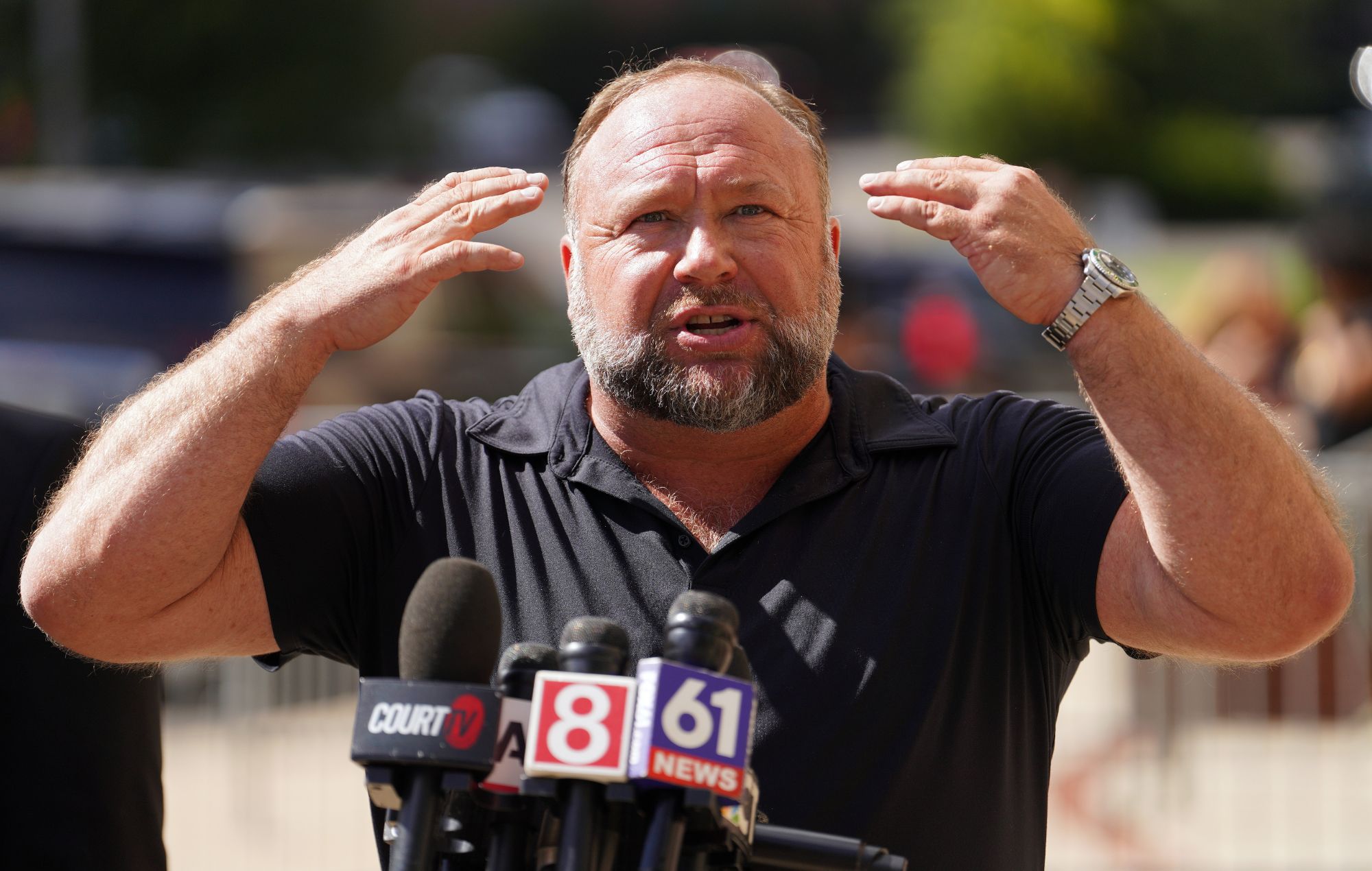 Les familles des victimes d'Onion et de Sandy Hook achètent Infowars d'Alex Jones, dans l'espoir de le rendre "très drôle, très stupide".