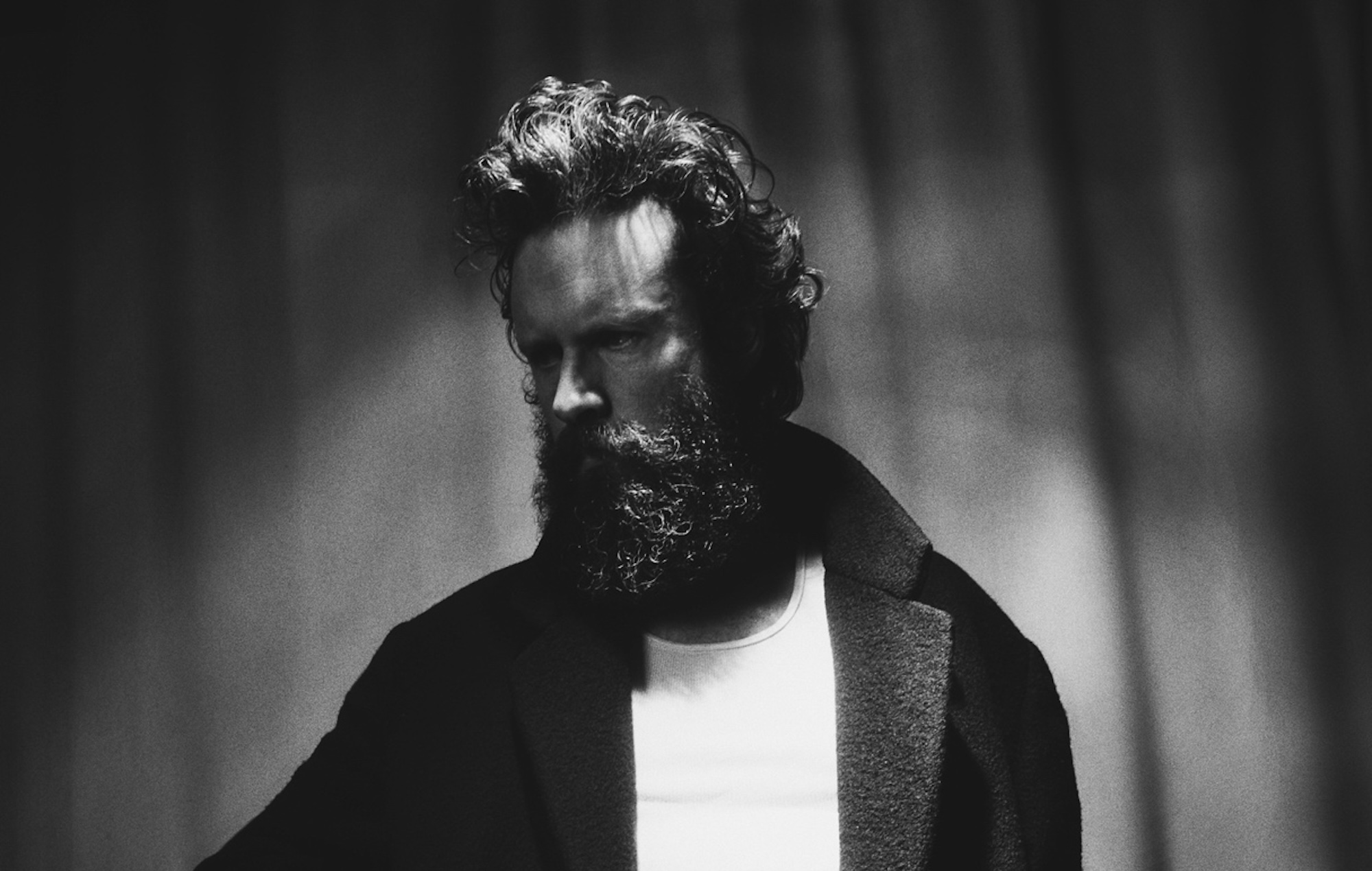Father John Misty – Critique de « Mahashmashana » : doucement psychédélique