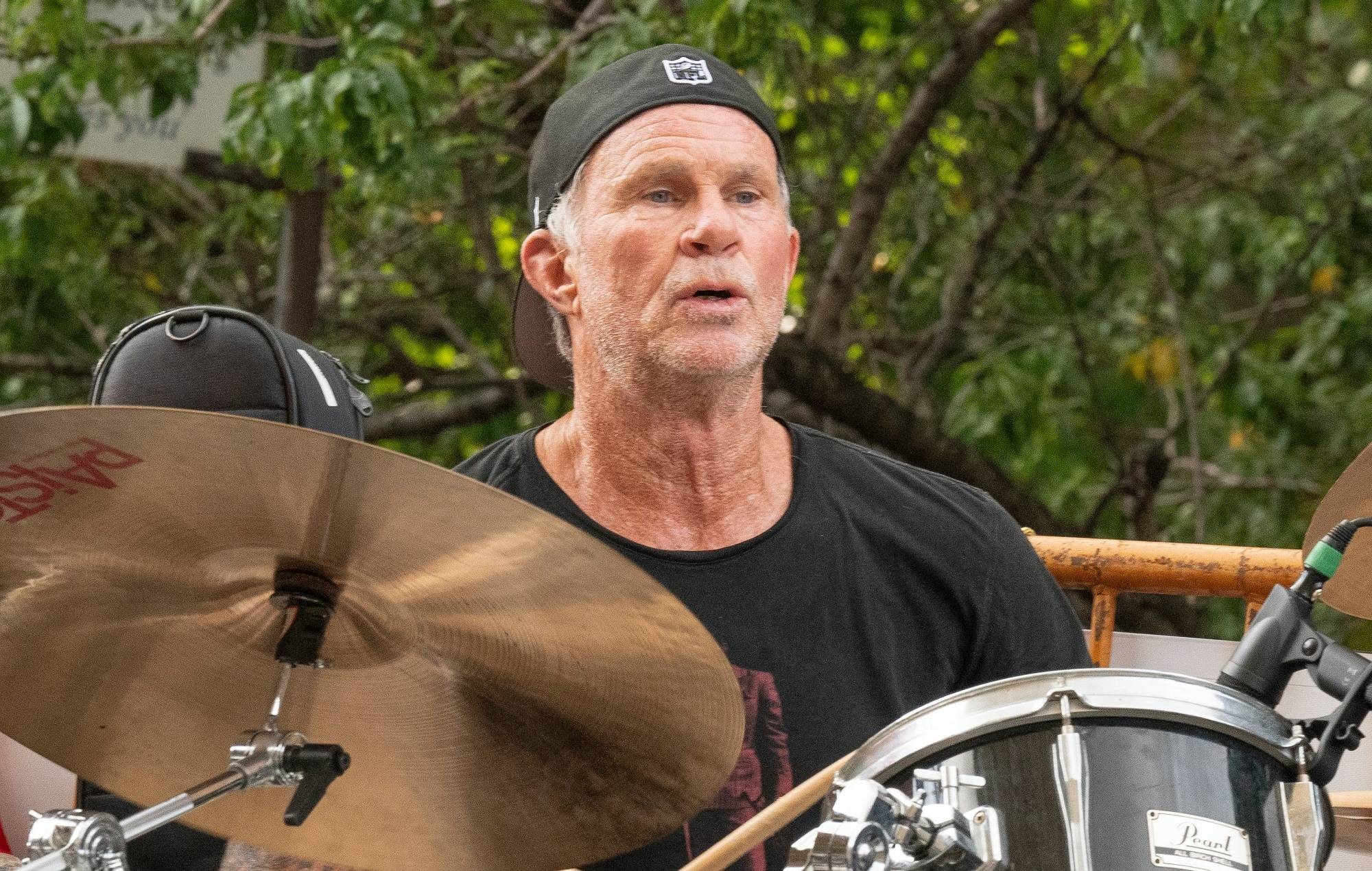 Ce musicien ambulant des Red Hot Chili Peppers ne savait pas qu'il interprétait l'un de leurs classiques devant Chad Smith