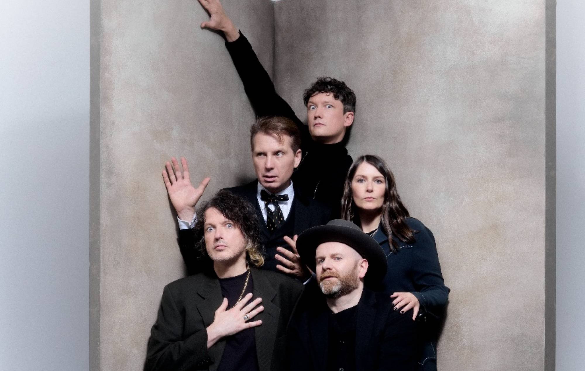 Franz Ferdinand célèbre "living it up" avec son nouveau single imaginatif "Night Or Day"