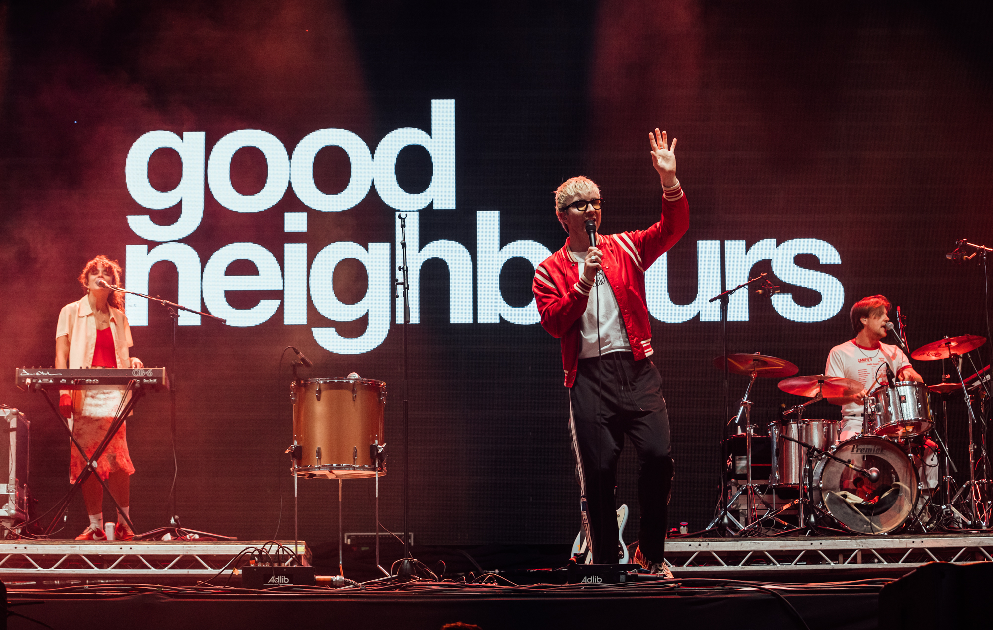 Good Neighbours sur les paroles et le succès de « Home » et de son premier album