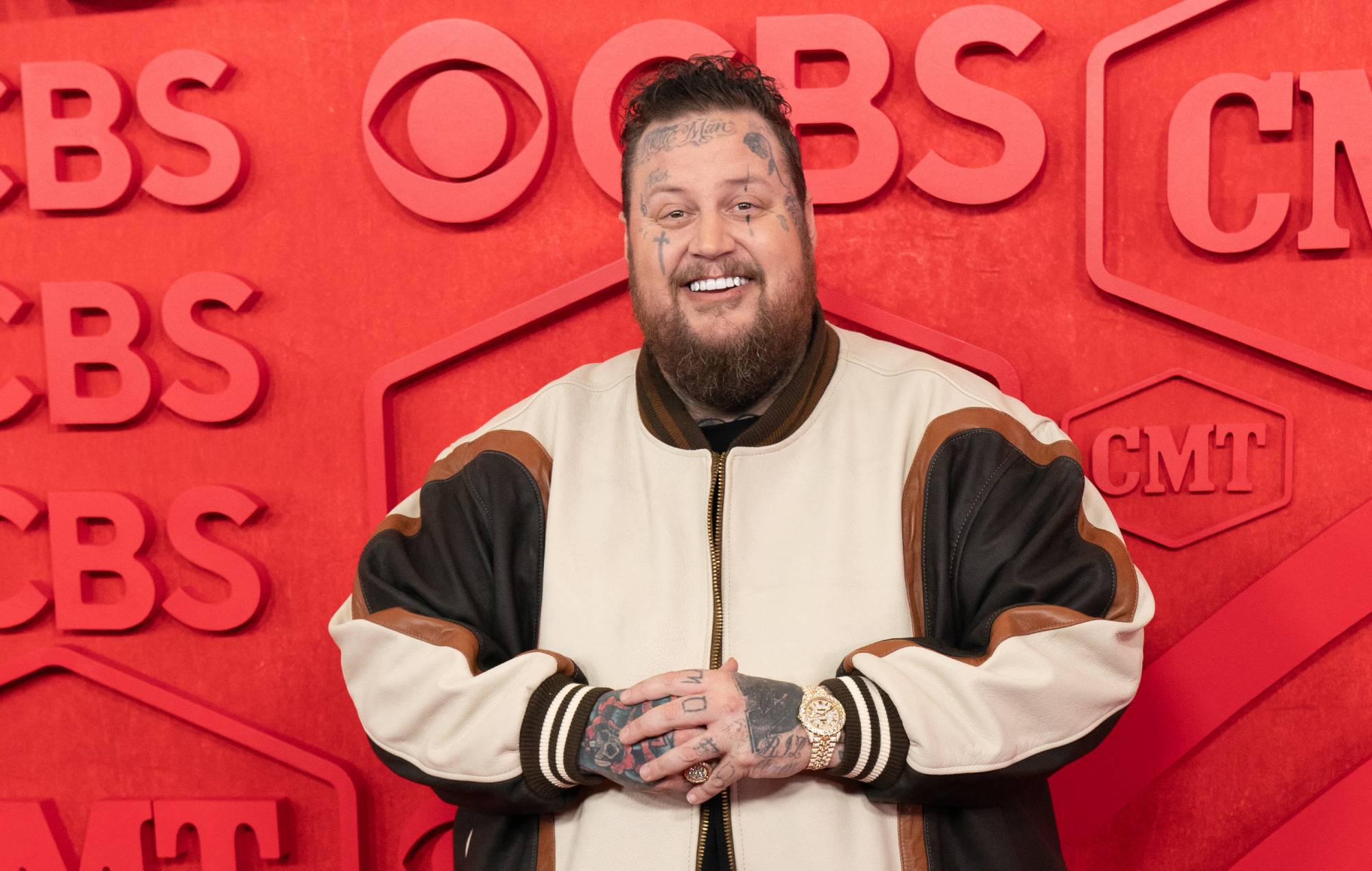 Jelly Roll affirme qu'un artiste anonyme a vendu 40 000 faux albums pour devenir numéro un : "C'est juste gluant"