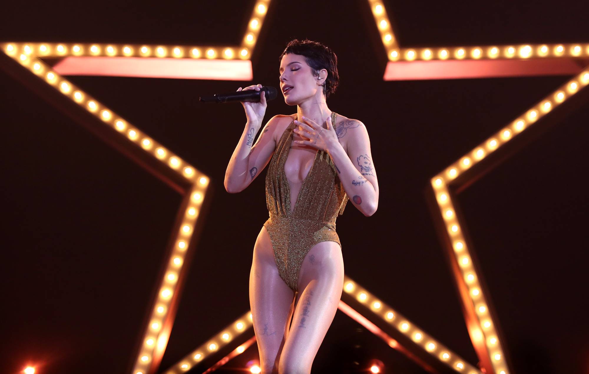Regardez Halsey réinventer « Colors » en un morceau de rock alternatif des années 90 à Los Angeles