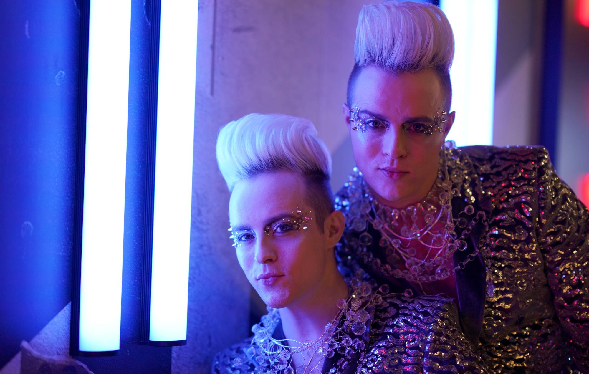 Regardez Jedward commencer "bœuf" avec Oasis et Coldplay et reprendre "Wonderwall"