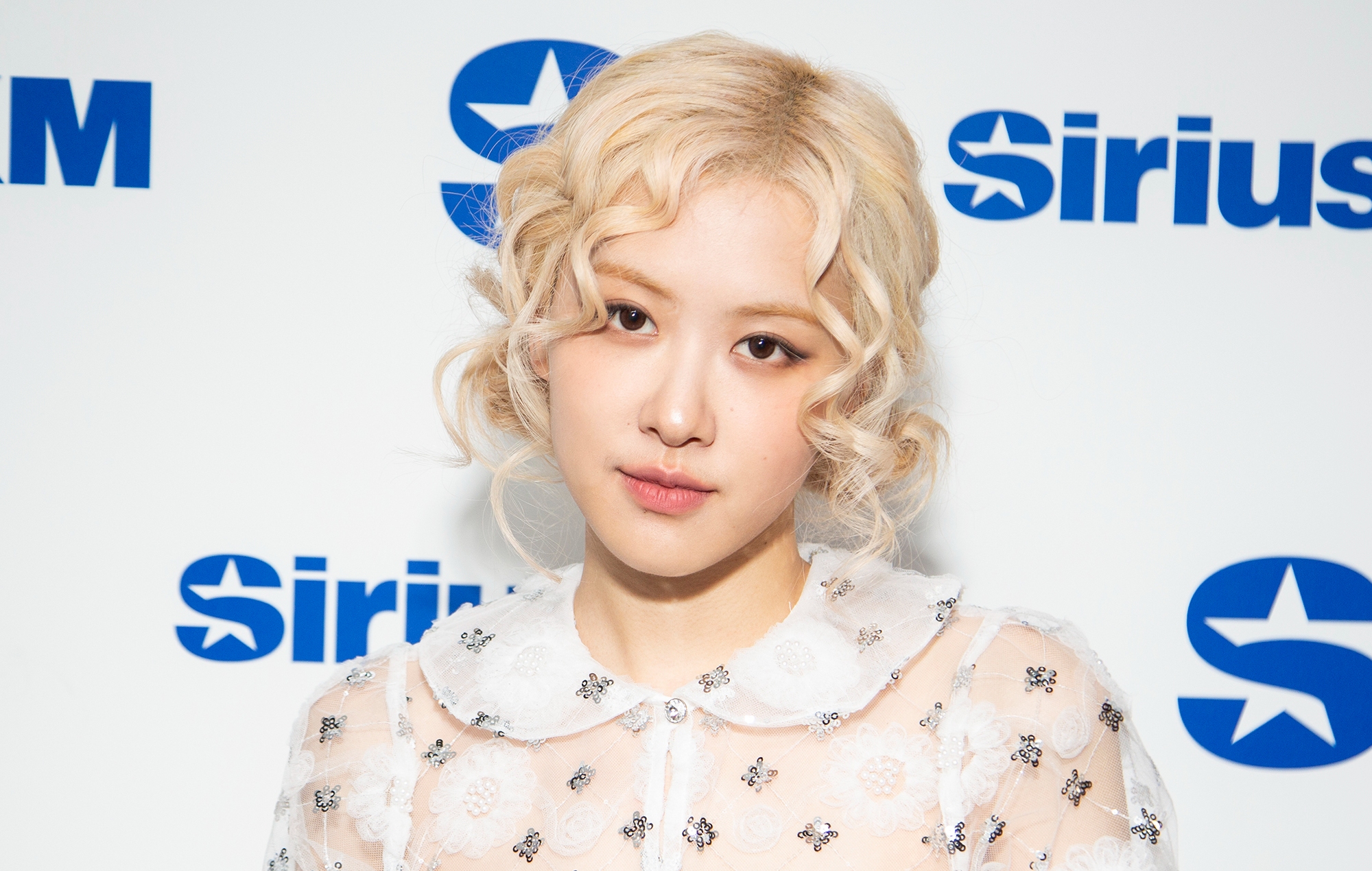 Rosé de BLACKPINK taquine une nouvelle chanson qui parle d'un ex dont elle a parlé "un peu trop"