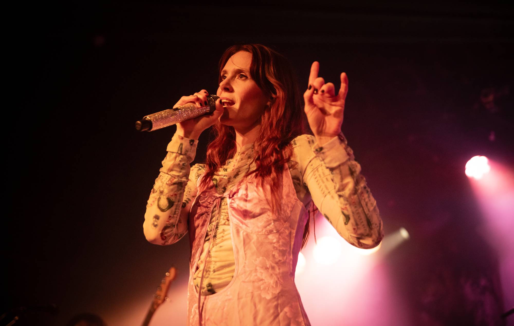 Kate Nash se produit au Leeds Beckett Students' Union le 25 novembre 2024 à Leeds, en Angleterre. (Photo par Andrew Benge/Redferns)