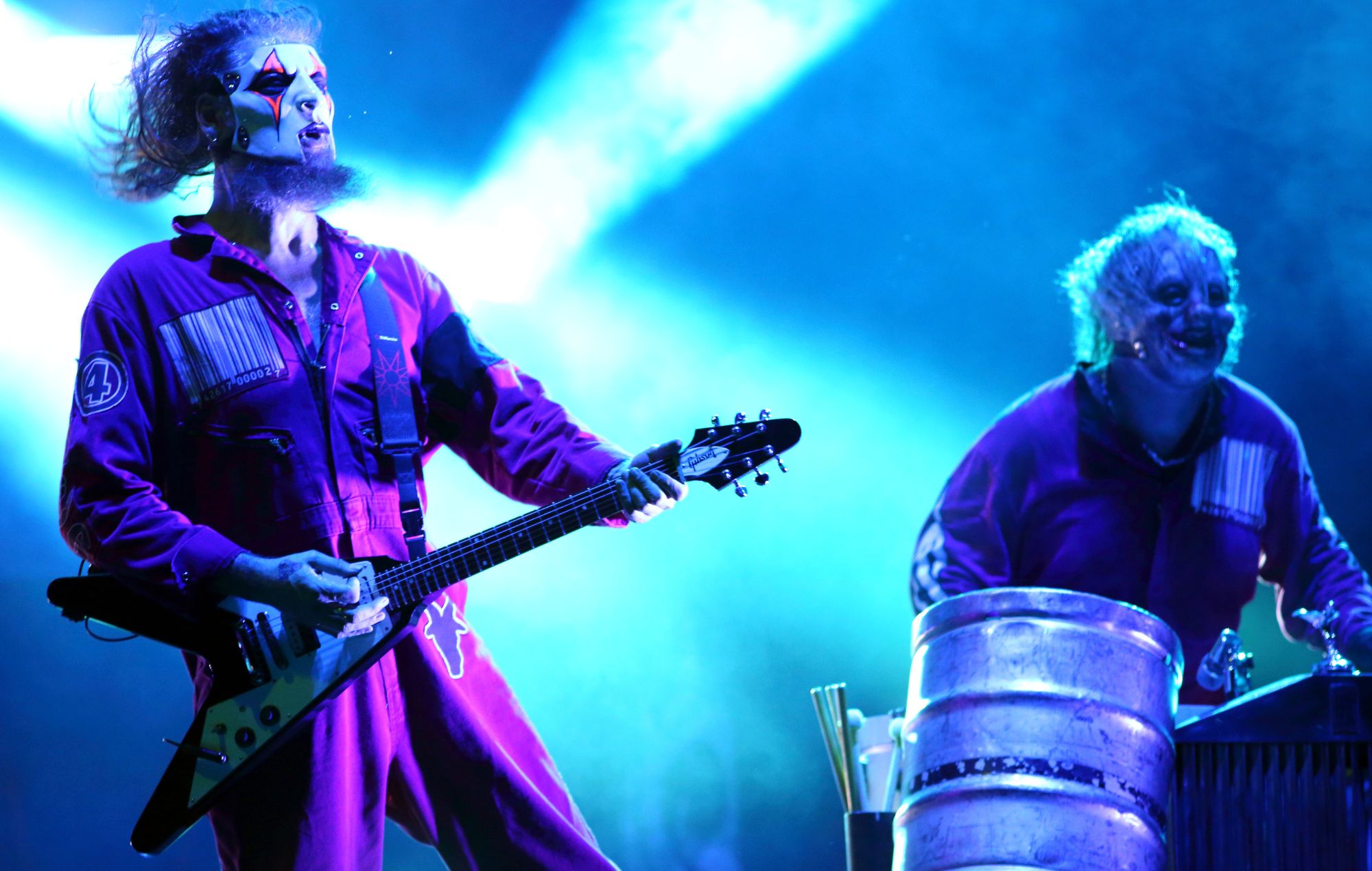 Jim Root et Shawn 'Clown' Crahan de Slipknot se produisent en live en 2024.