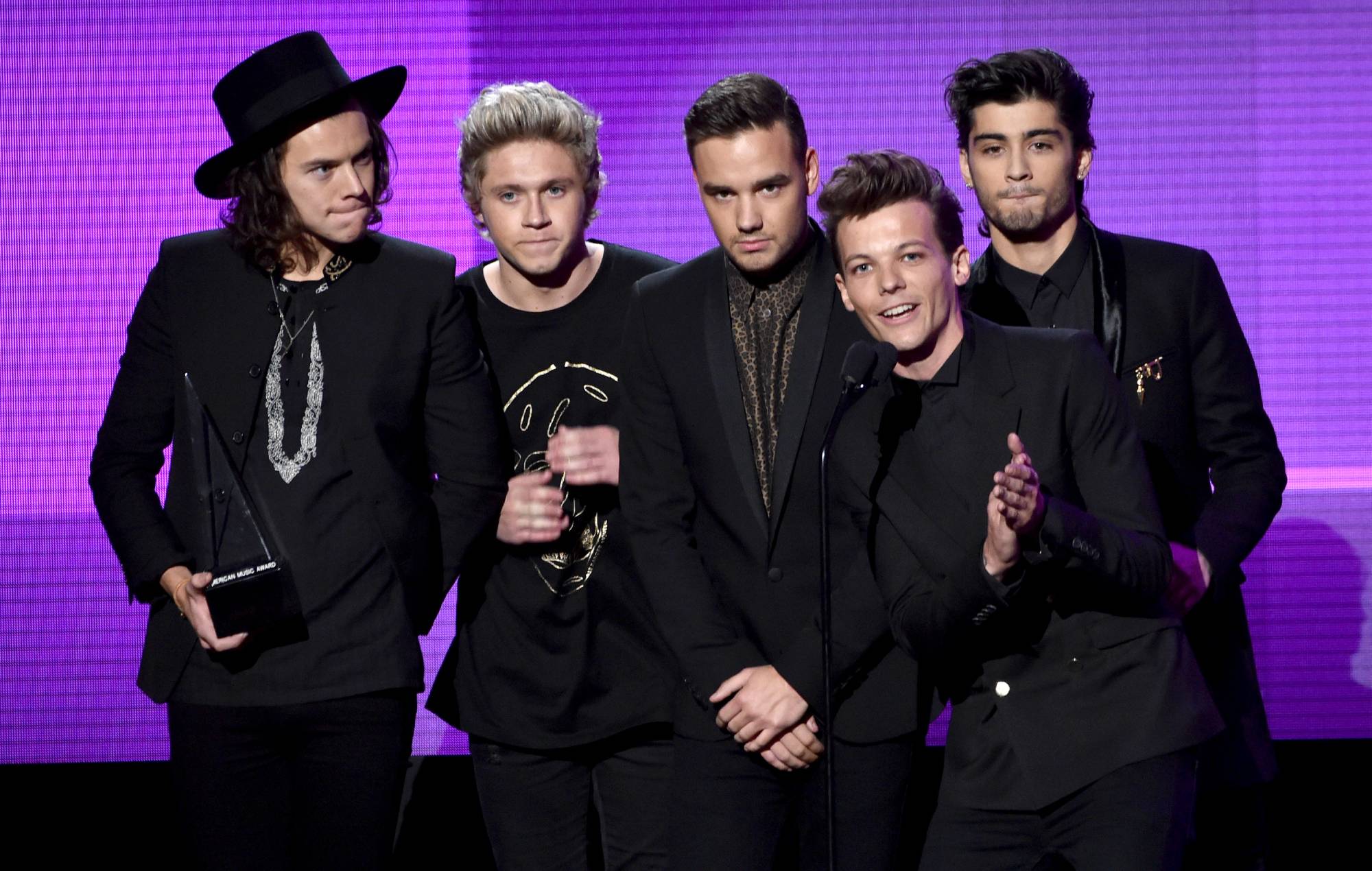 Les One Direction acceptent le prix du groupe/duo/groupe pop/rock préféré sur scène aux American Music Awards 2014. (Photo de Kevin Winter/Getty Images)