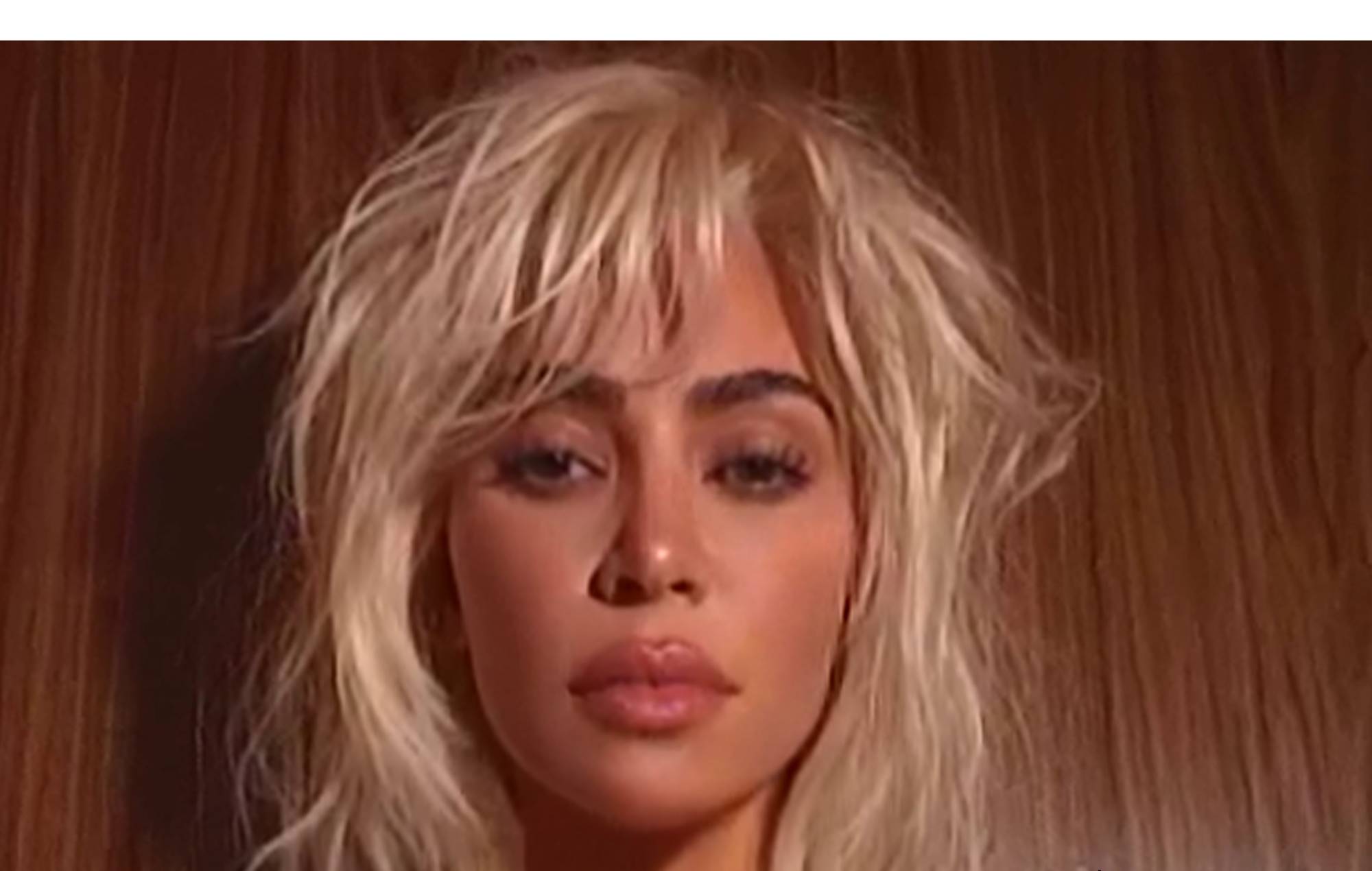 Kim Kardashian publie la reprise de "Santa Baby" produite par Travis Barker avec une vidéo mettant en vedette Macaulay Culkin