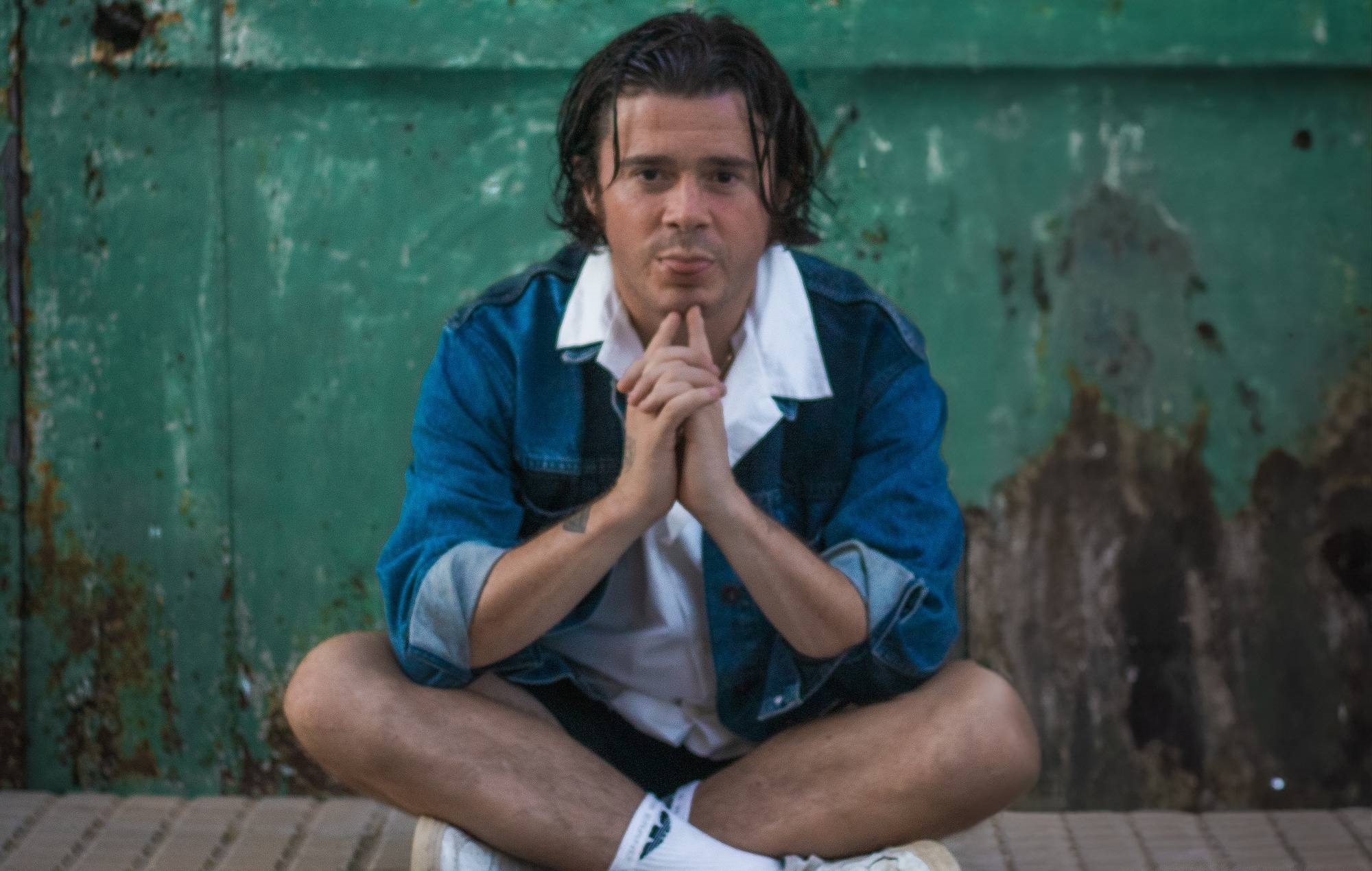 Kyle Falconer de The View annonce un nouvel album acoustique et partage le single "Angelina"