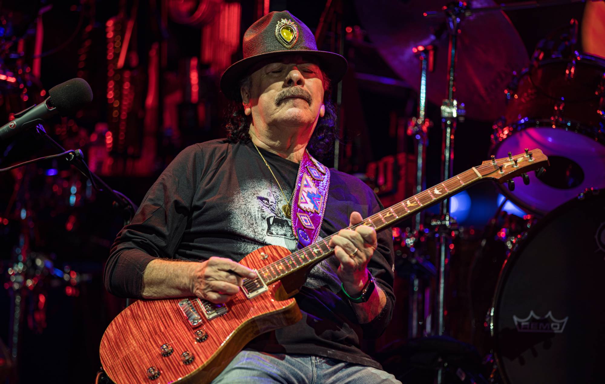 Carlos Santana reporte sa résidence à Las Vegas après s'être cassé un doigt à l'automne