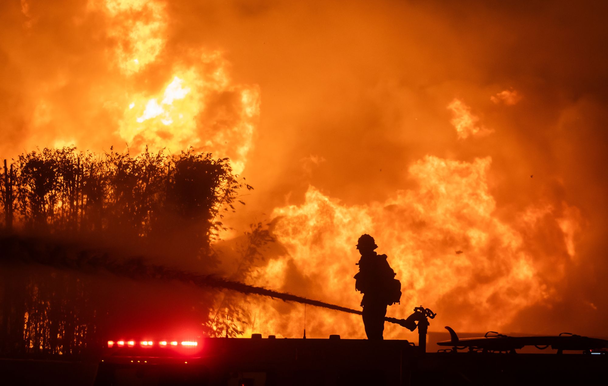 Live Nation et Crew Nation s'engagent à 1 million de dollars pour soutenir la communauté musicale touchée par les incendies de forêt à Los Angeles