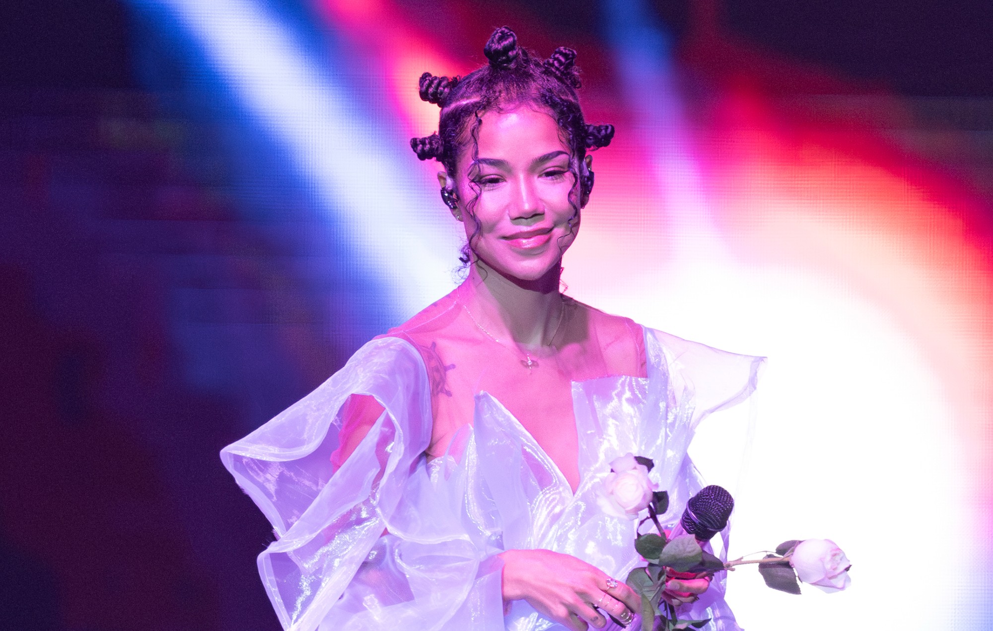 Jheńe Aiko sponsorise des massages pour les pompiers des incendies de forêt de Los Angeles