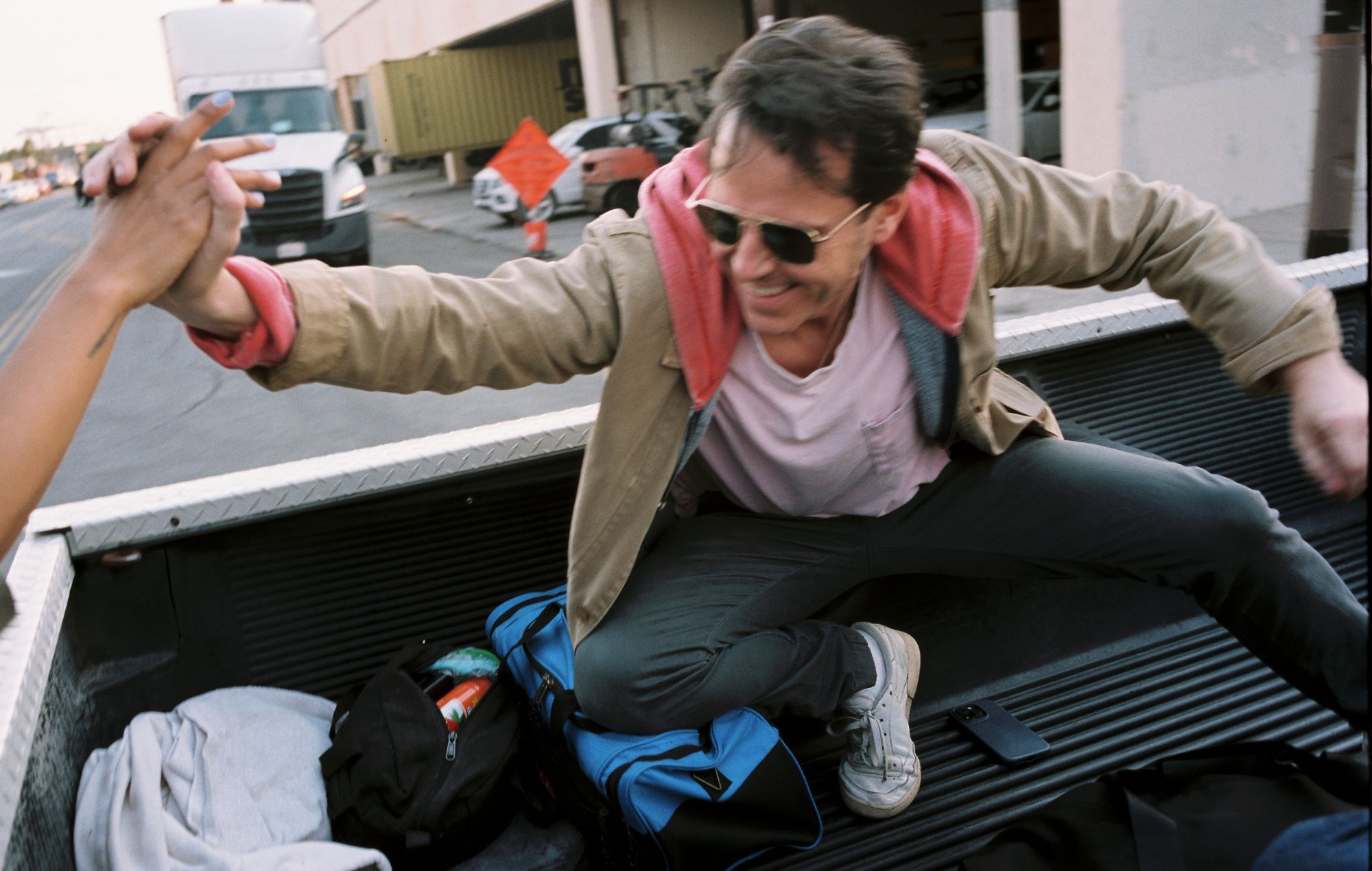 Regardez Andrew Scott jouer dans une vidéo dramatique pour le "Masterpiece of a Song" de Sam Fender "qui regarde"