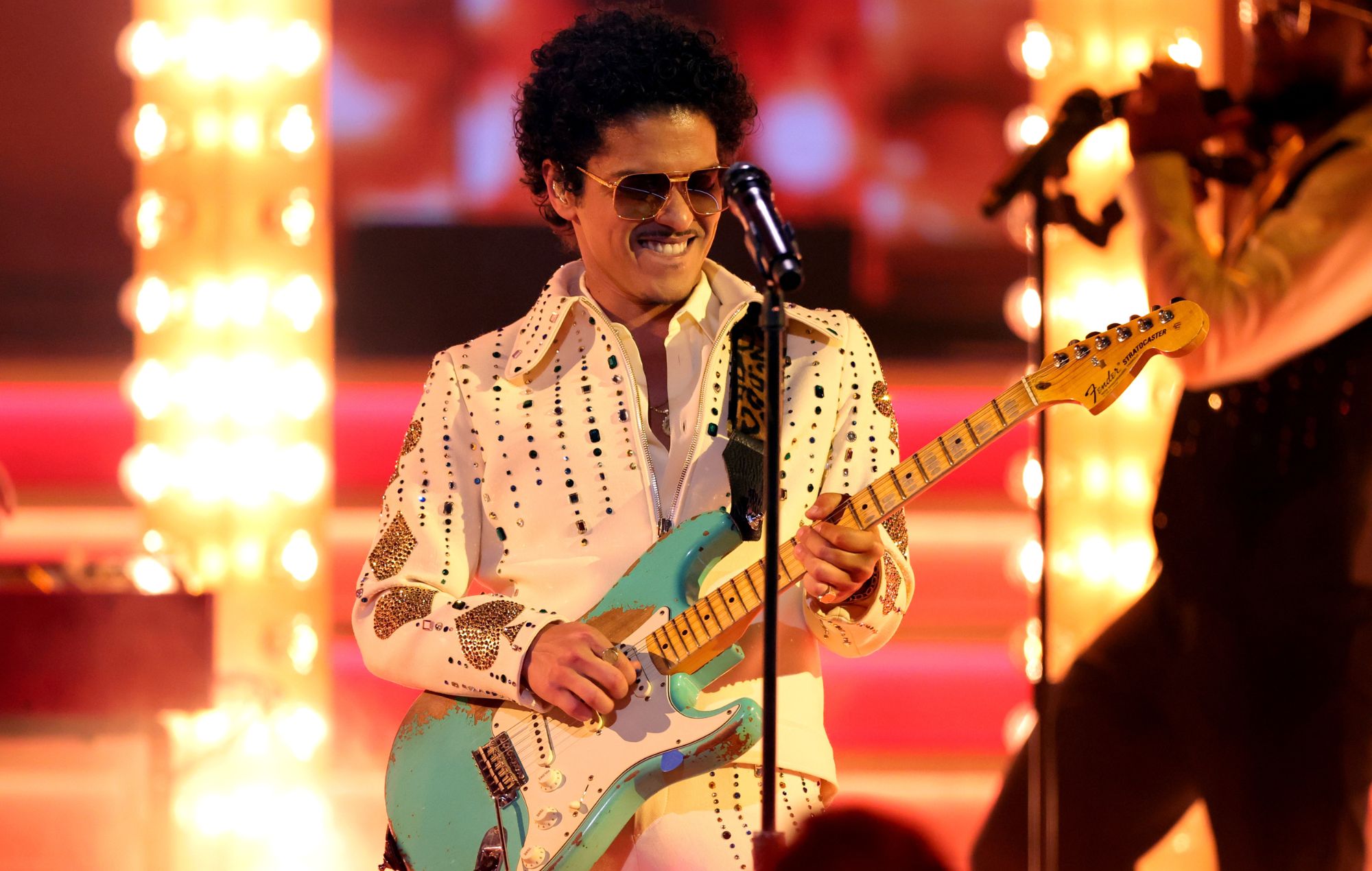 Bruno Mars plaisante sur la rumeur de la dette de 50 millions de dollars alors que la collaboration rouge sexy monte