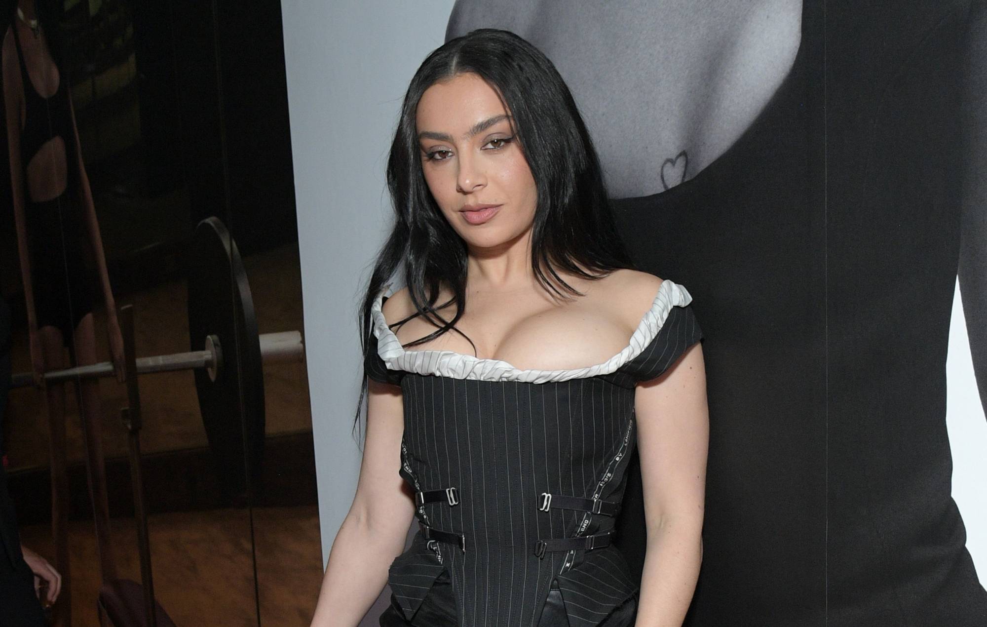 Charli XCX exhorte les marques qui offrent ses vêtements à les donner aux personnes touchées par les "horribles" incendies de forêt à Los Angeles