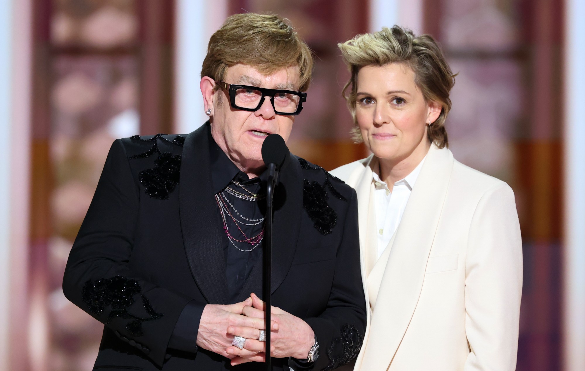 Elton John plaisante sur ses problèmes oculaires aux Golden Globes 2025