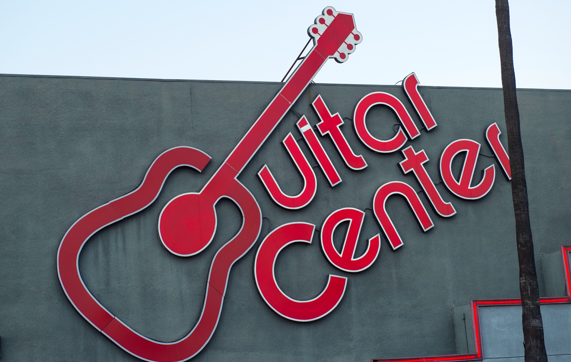 Guitar Center lance une initiative pour remplacer les instruments perdus dans les incendies de forêt de Los Angeles