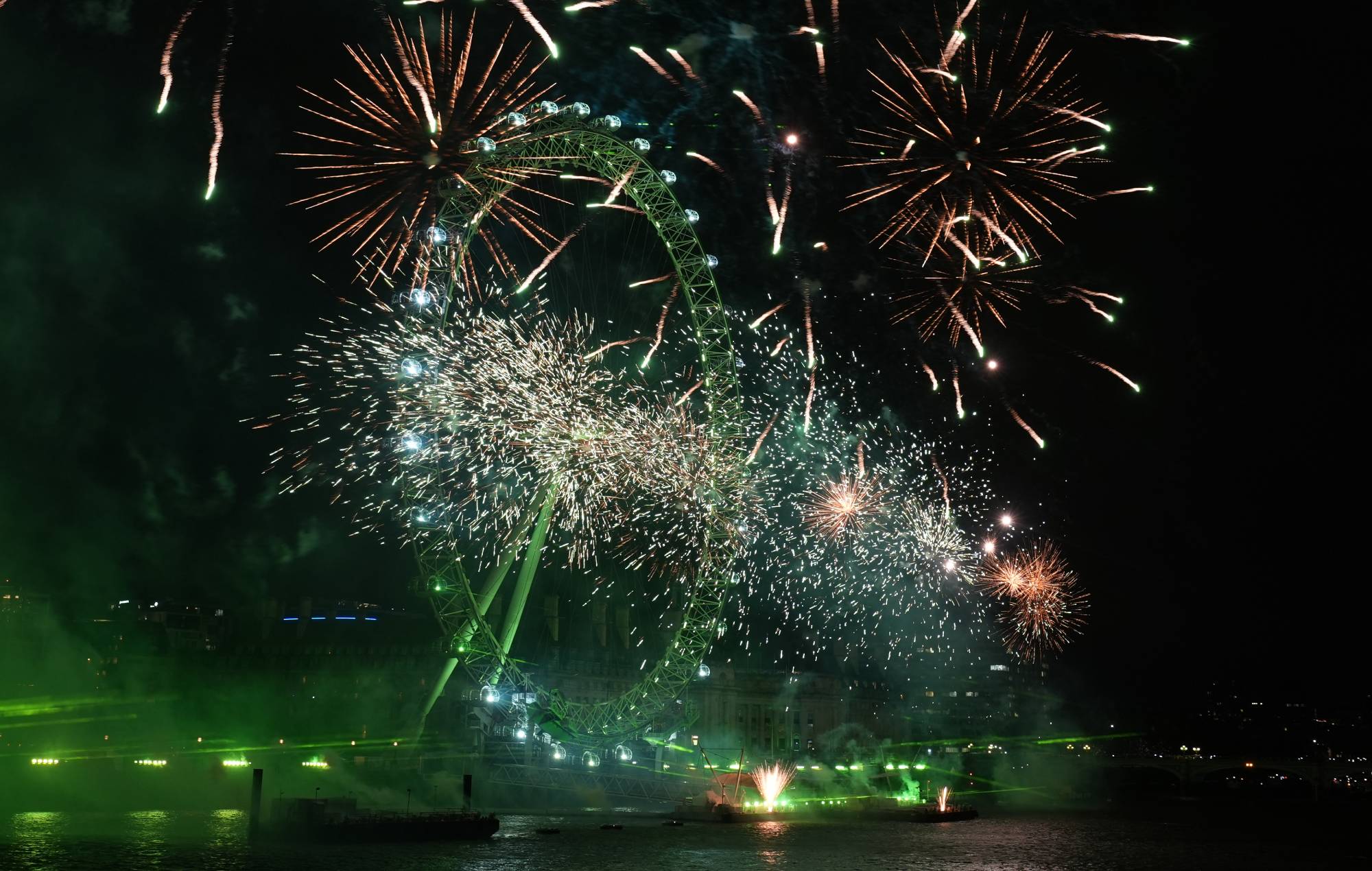 Regardez le London Eye illuminé dans le feu d'artifice Brat Green de Charli XCX pour le réveillon du Nouvel An