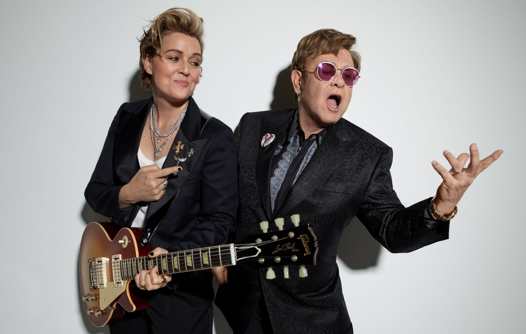 Elton John et Brandi Carlile annoncent officiellement l'album collaboratif «Qui croit aux anges? - Découvrez la chanson titre et le film «Making of»