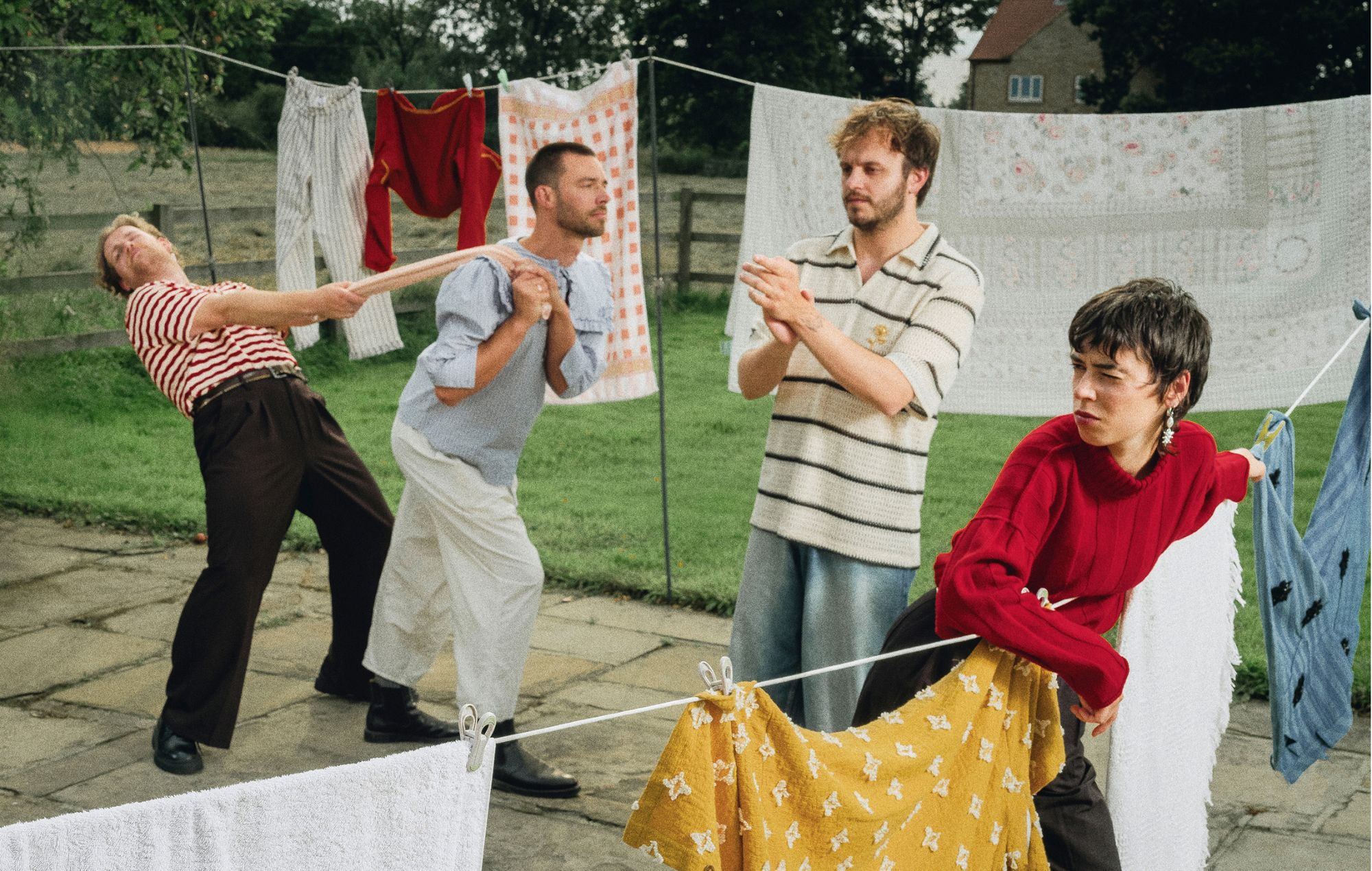 Le divorce rend hommage aux travailleurs sociaux sur l'élévation du nouveau single `` Hangman ''