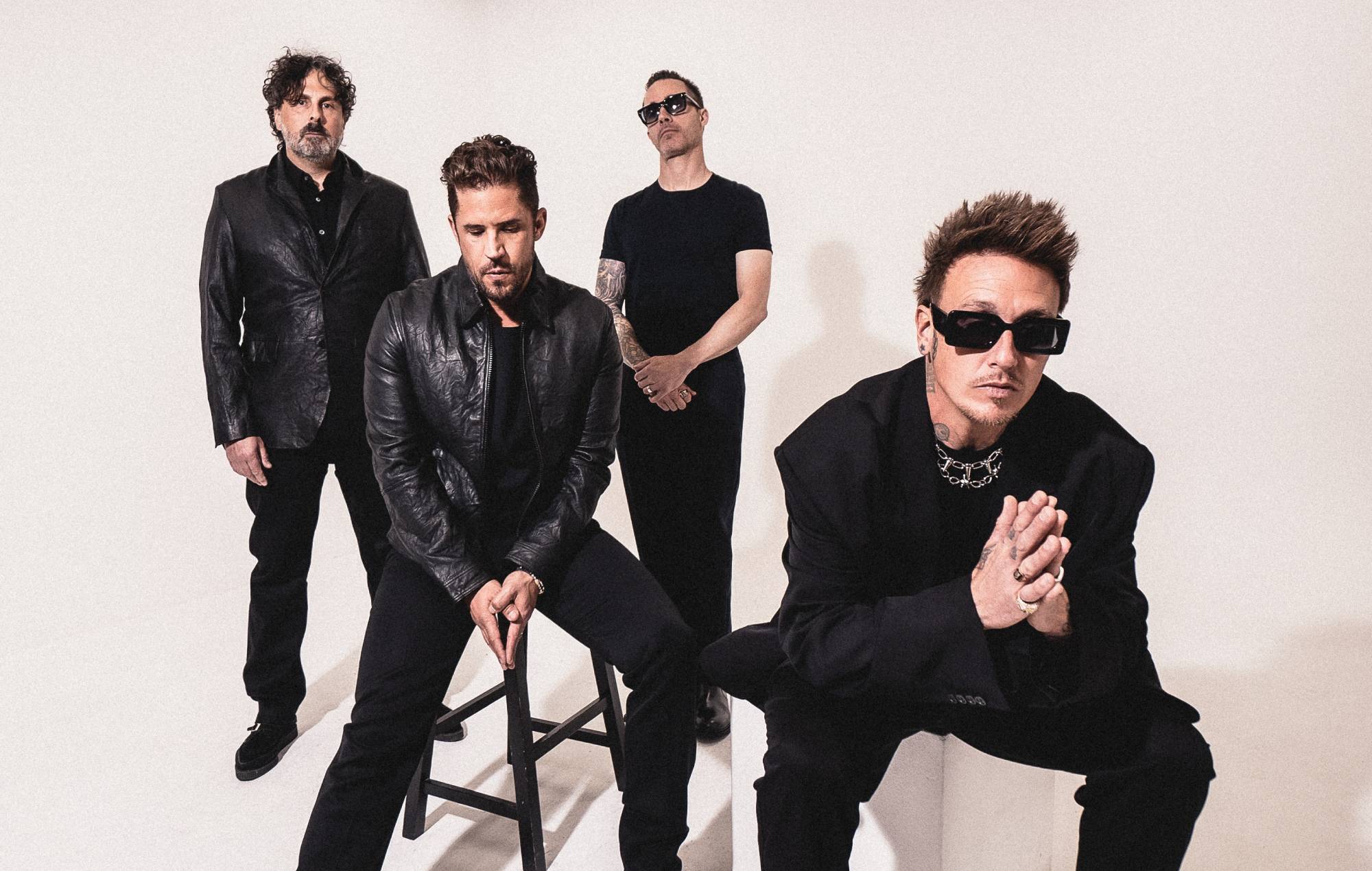 Papa Roach présente un chèque de 20 000 £ pour calmer la charité de la santé mentale au Sold-out London Show