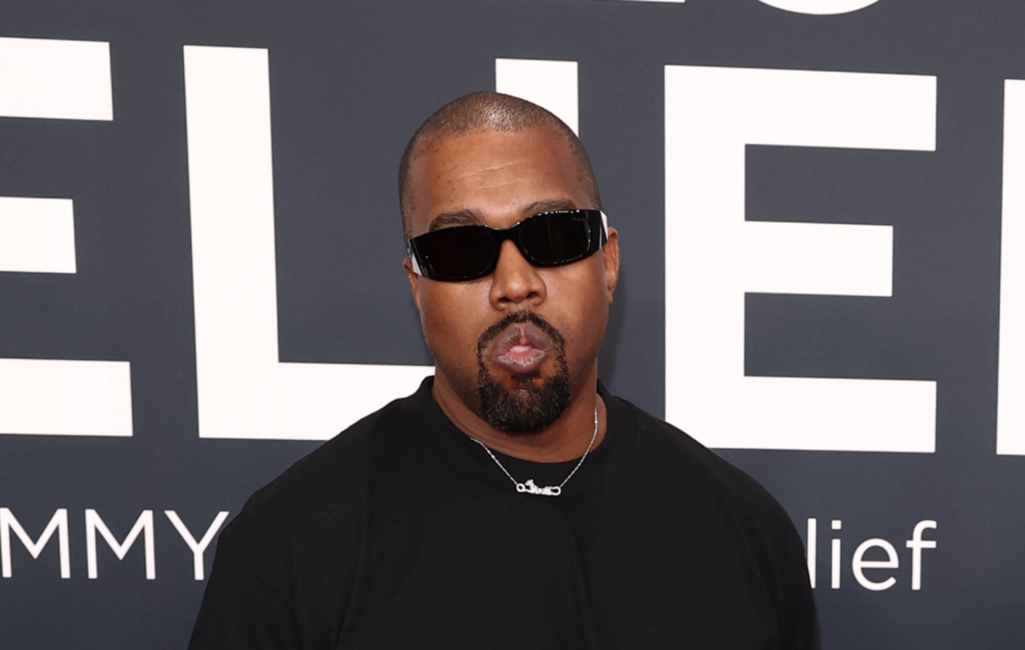 Shopify dit que le site de Kanye West a été supprimé sur le potentiel de fraude - pas un t-shirt Swastika