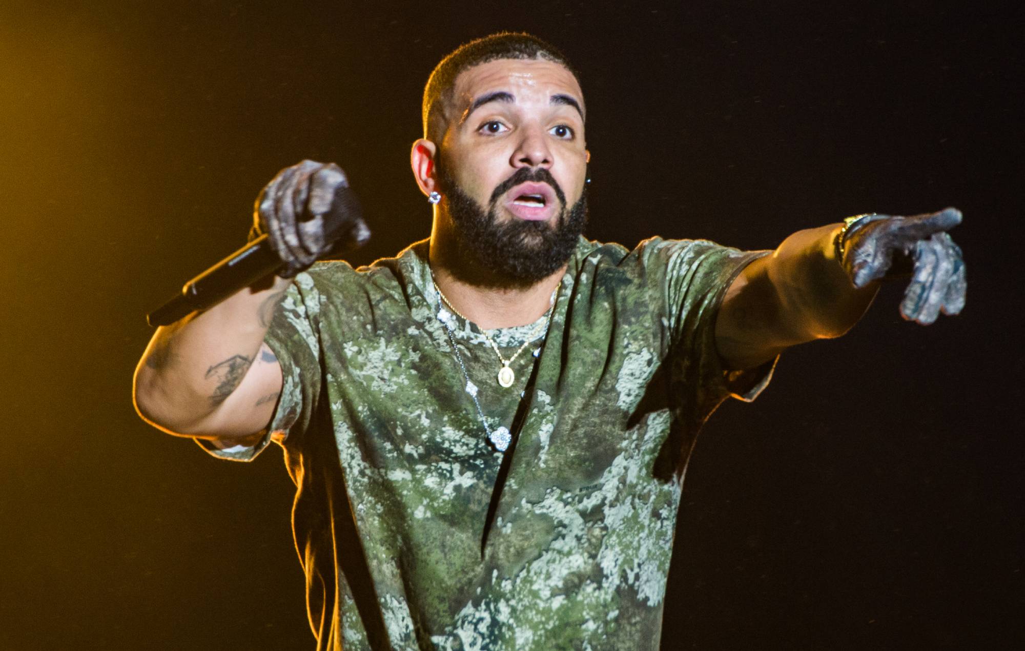 Drake donne à Fan 20 000 $ après les avoir battus chez Rock-Paper-Sissers