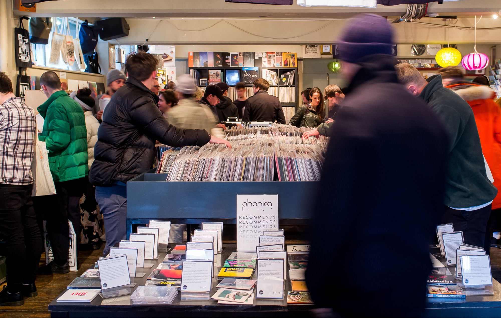 Allez «derrière le comptoir» des meilleures boutiques de vinyle du Royaume-Uni dans la nouvelle série YouTube Celebrant Record Store Day 2025