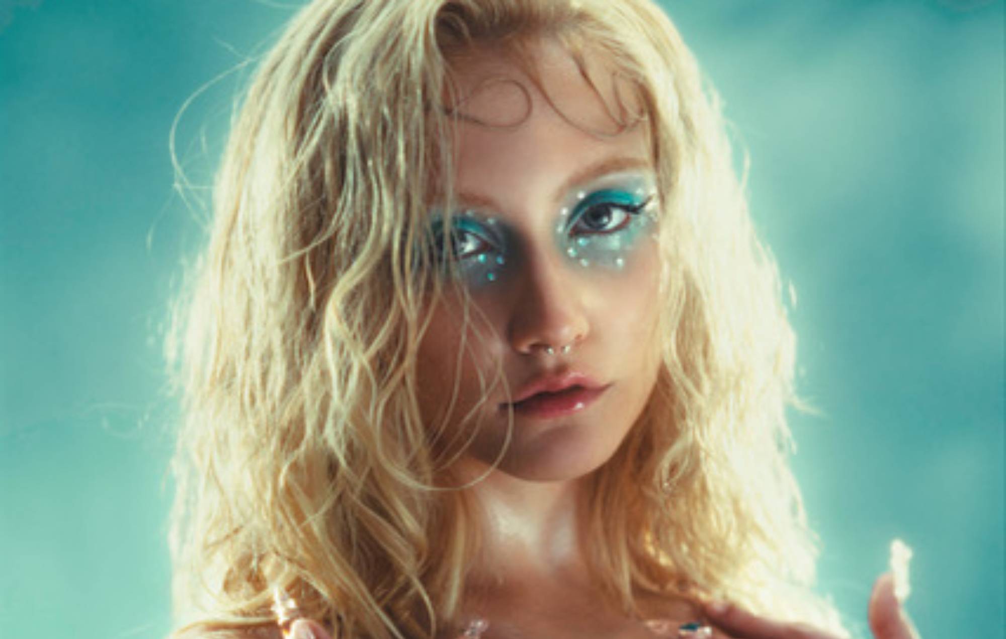 Chloé Moriondo aborde "la jalousie, la haine et l'obsession" sur le nouveau single "Hate It" alors qu'elle annonce un nouvel album "Oyster"