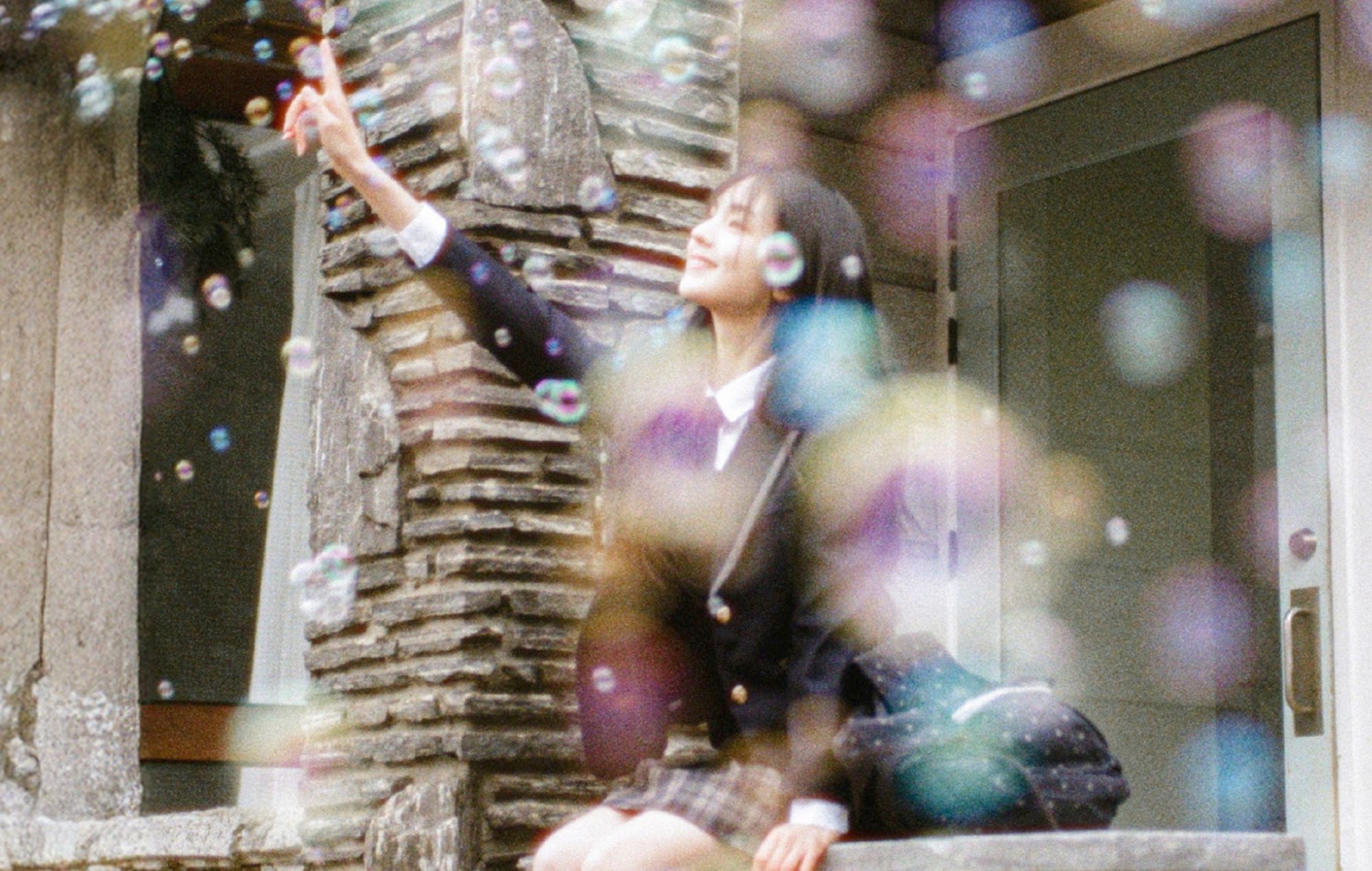 Gyubin laisse tomber un clip ludique pour le nouveau single 'Like U 100'