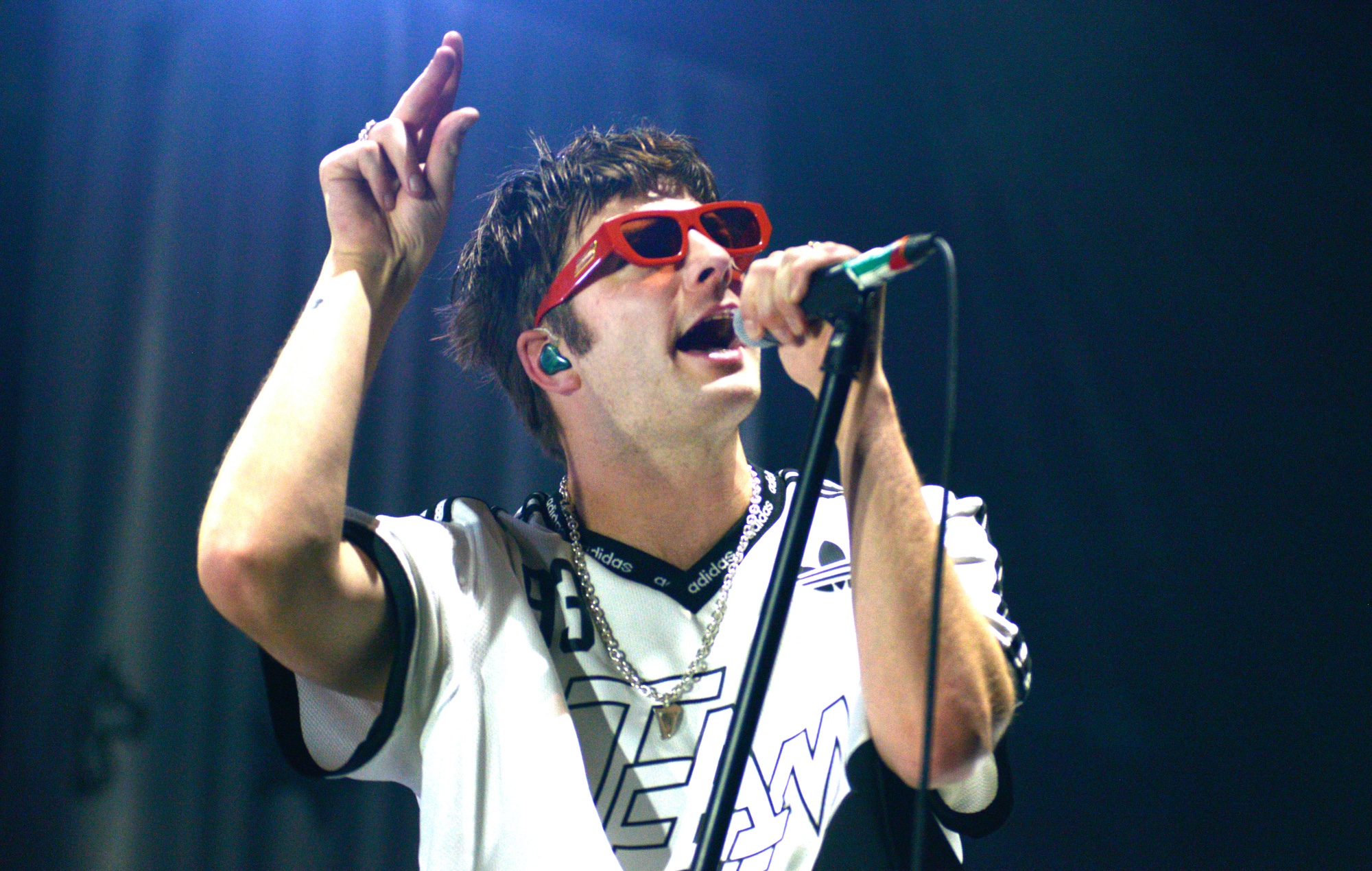 Regardez Fontaines DC faire ses débuts sur la nouvelle chanson `` It's Incroyable d'être jeune 'live