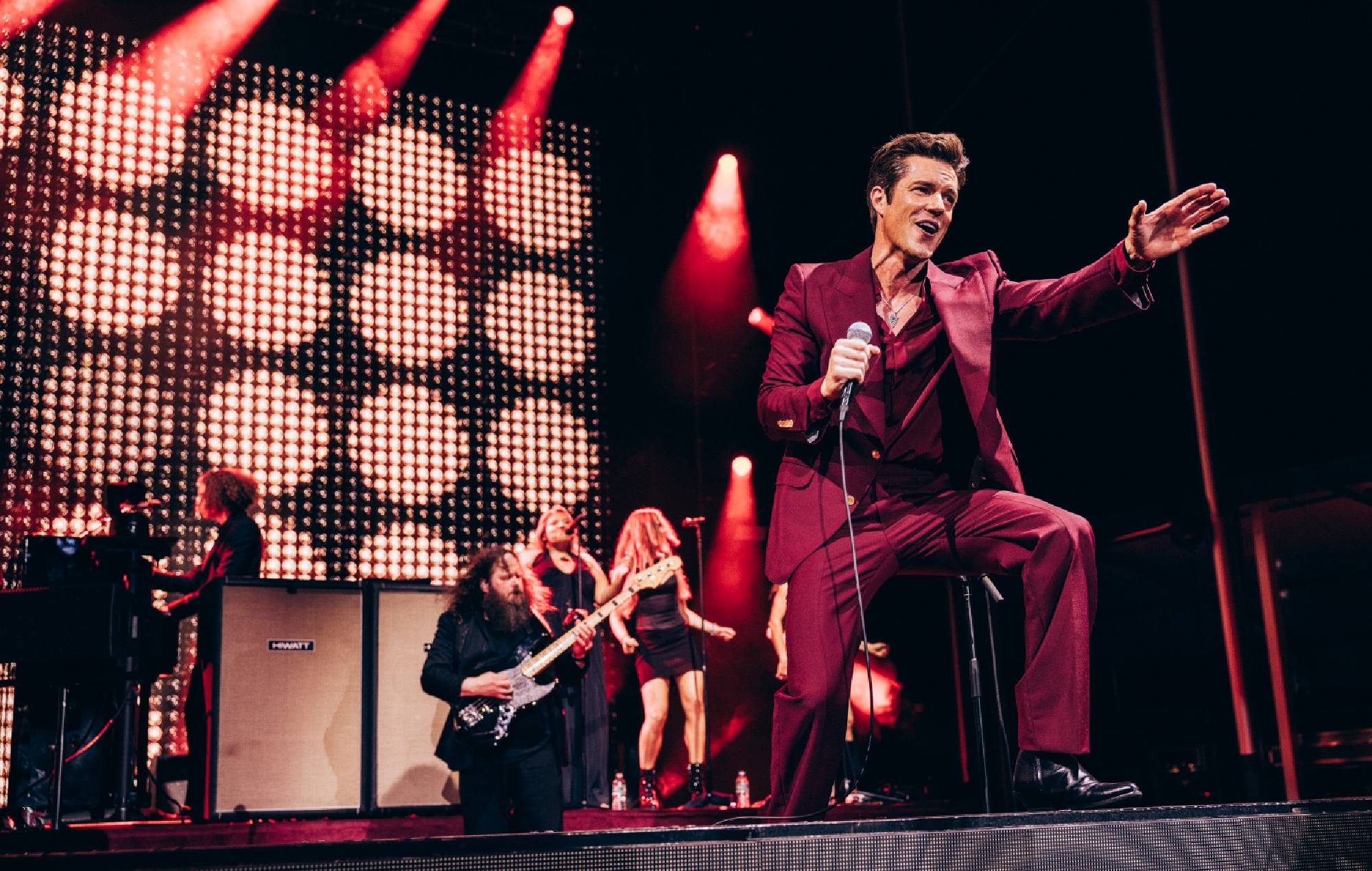 Regardez les tueurs couvrir le «centre de champ» de John Fogerty au Festival des manches 2025