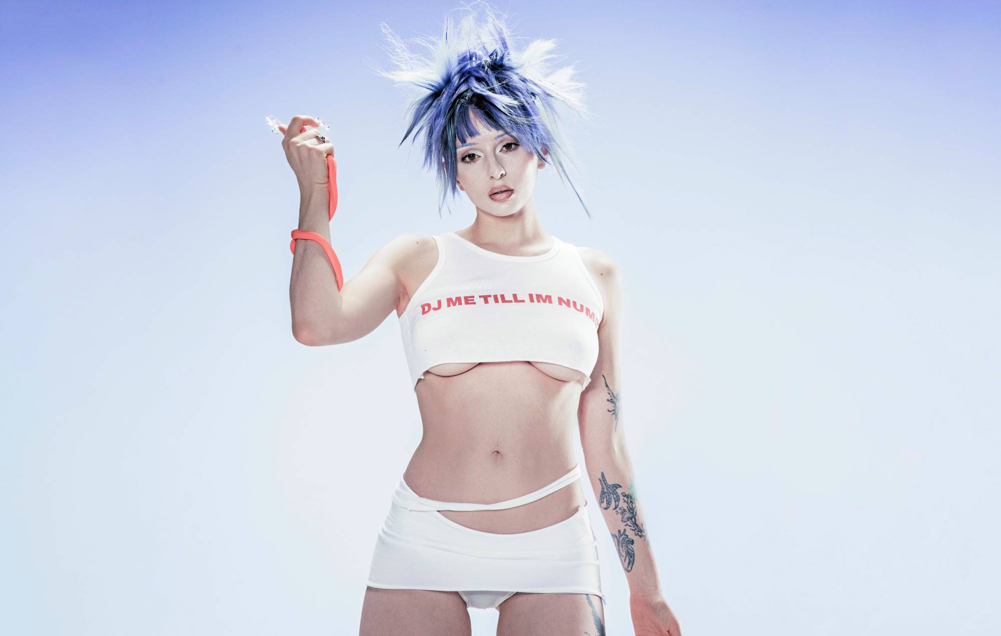 Ashnikko partage un nouveau single torride et provocateur `` itty bitty ''