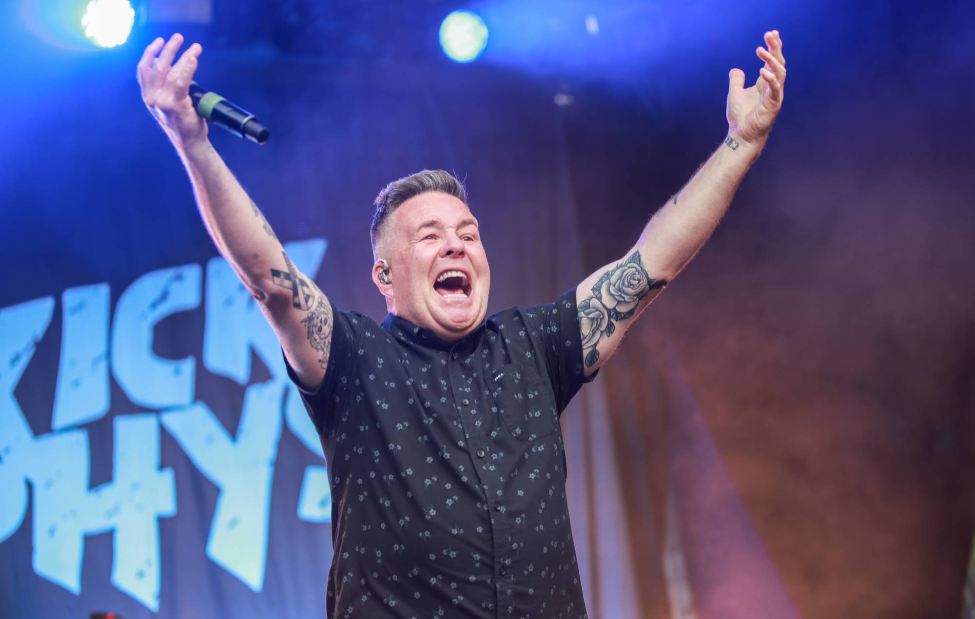 Dropkick Murphys Singer brise le silence après avoir affronté le fan de Trump portant un chapeau Maga au concert de Boston