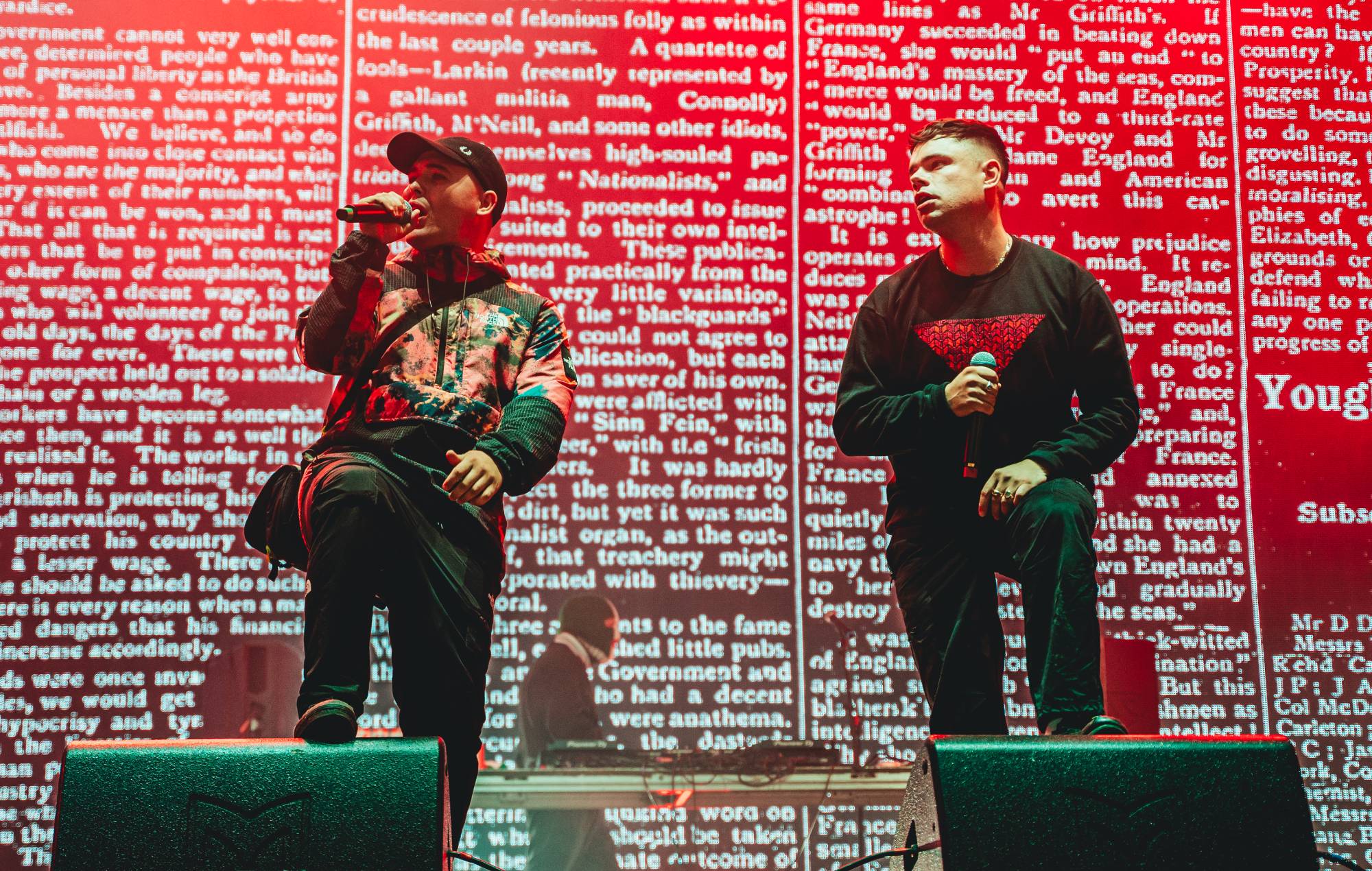 Le spectacle de rotule est visité de la tête "énorme" King George V qui a été coupée de la statue de Melbourne