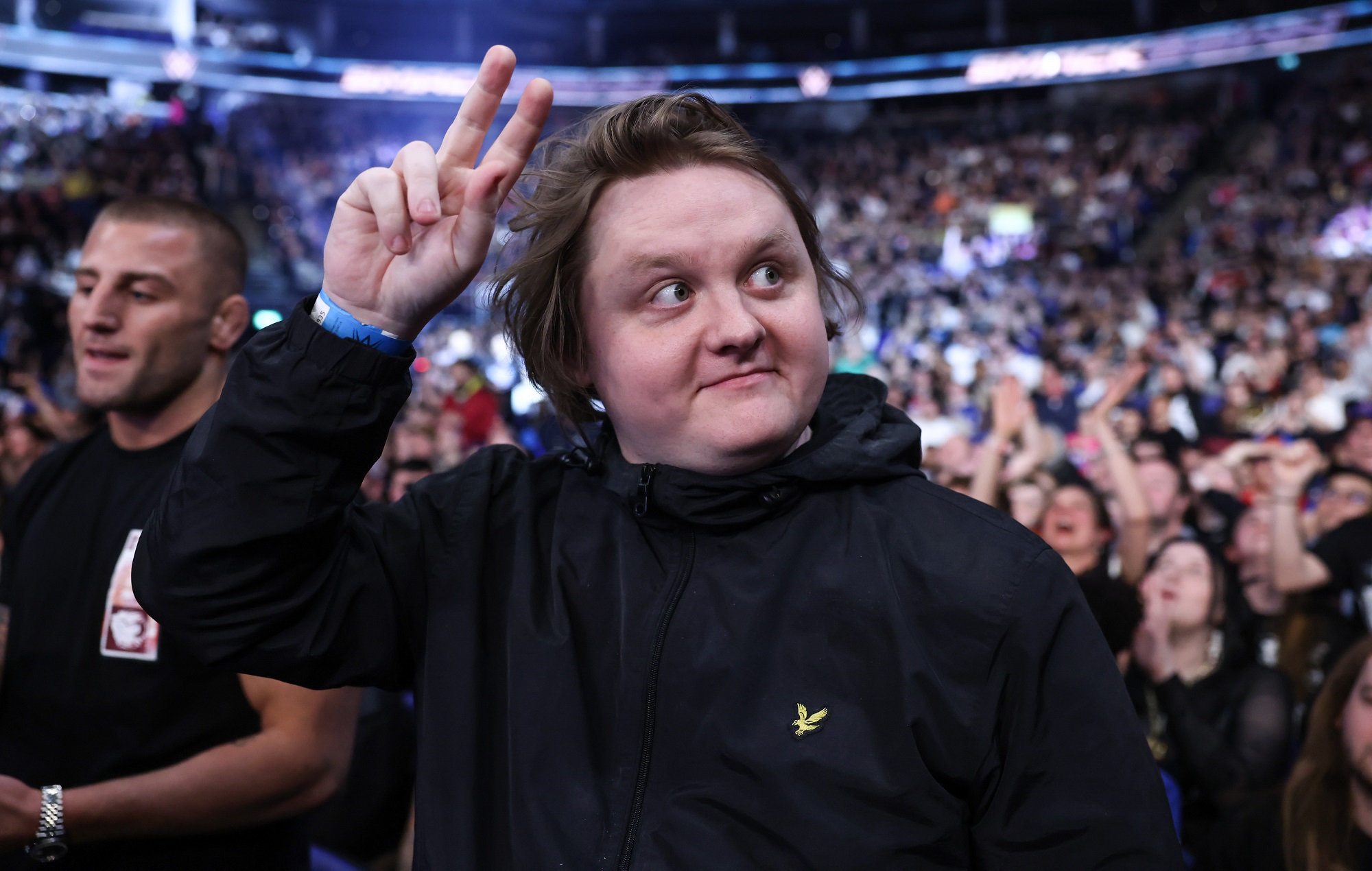 Lewis Capaldi fait une apparition publique à la WWE Smackdown à Londres après une interruption de santé mentale