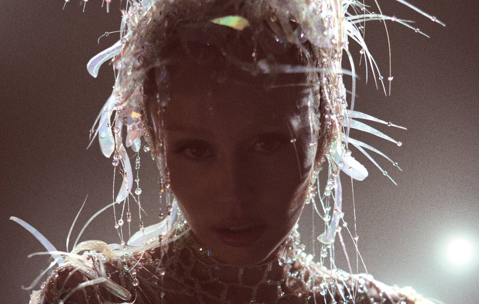 Miley Cyrus partage une nouvelle chanson dramatique «Prelude»