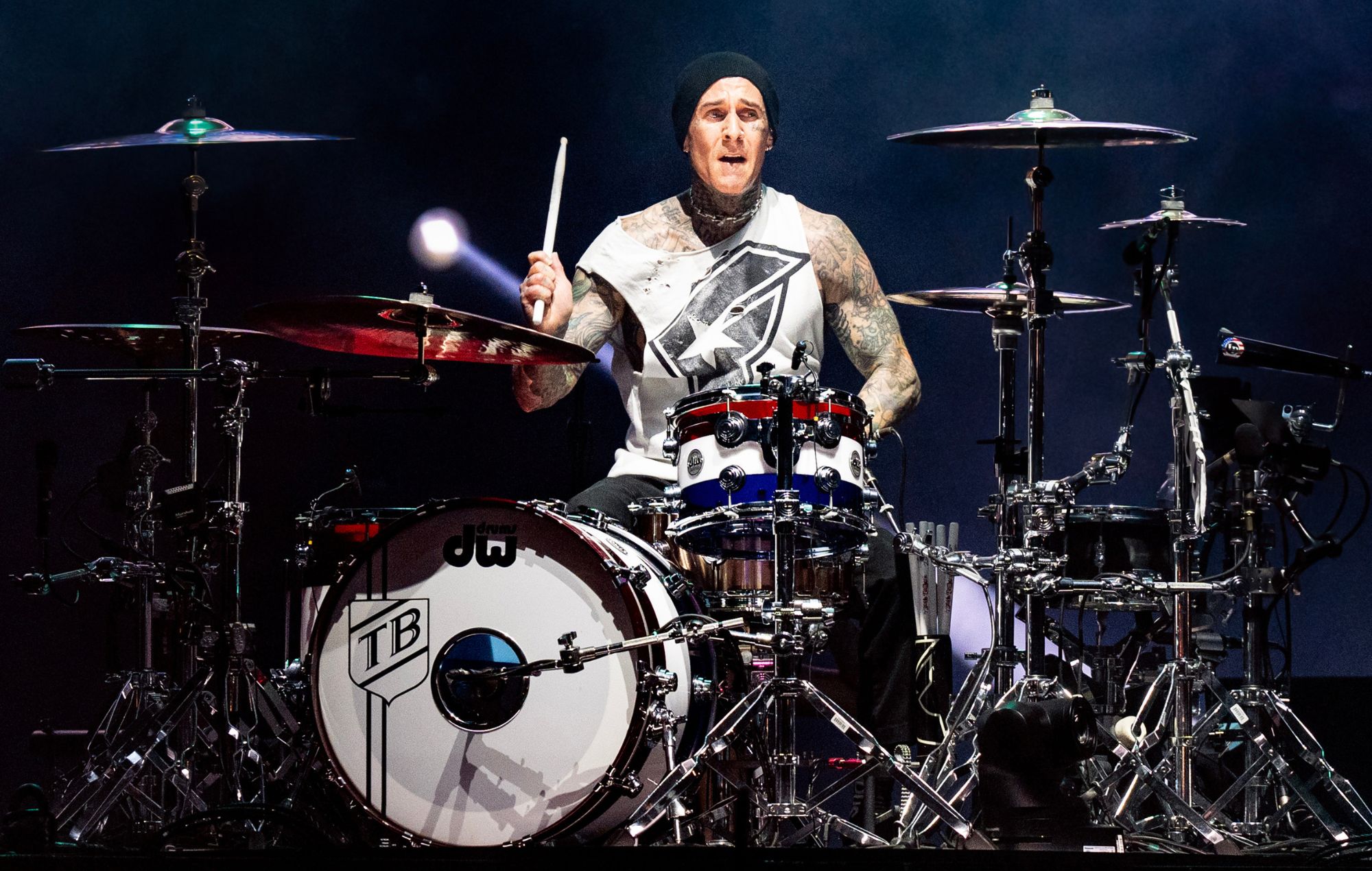 Travis Barker de Blink 182 vend son kit de tambour, des terrasses de patinage, des souvenirs et plus encore