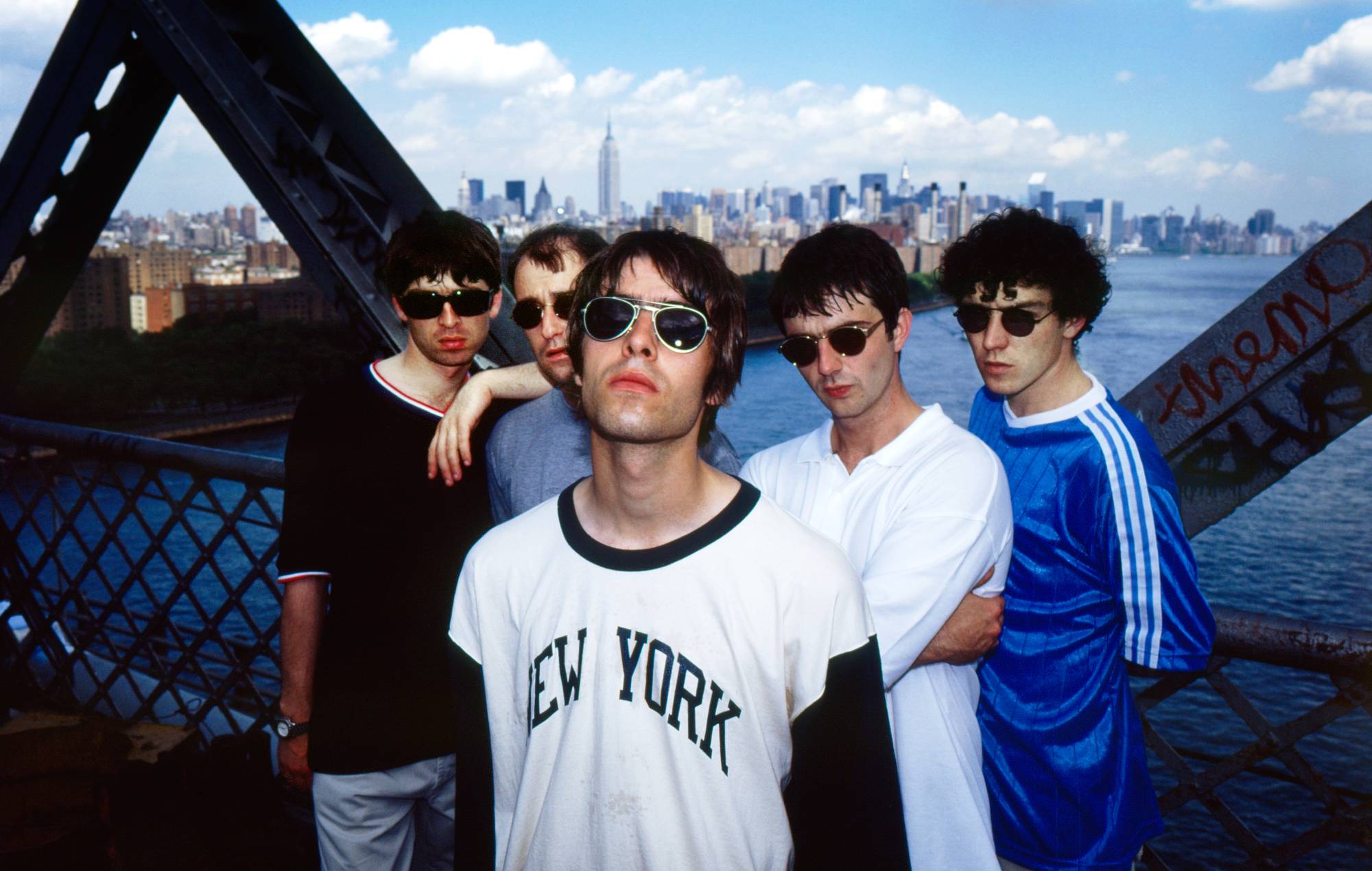 Le photographe Tom Sheehan sur les secrets du tournage de l'oasis - et les "activités inachevées du groupe"