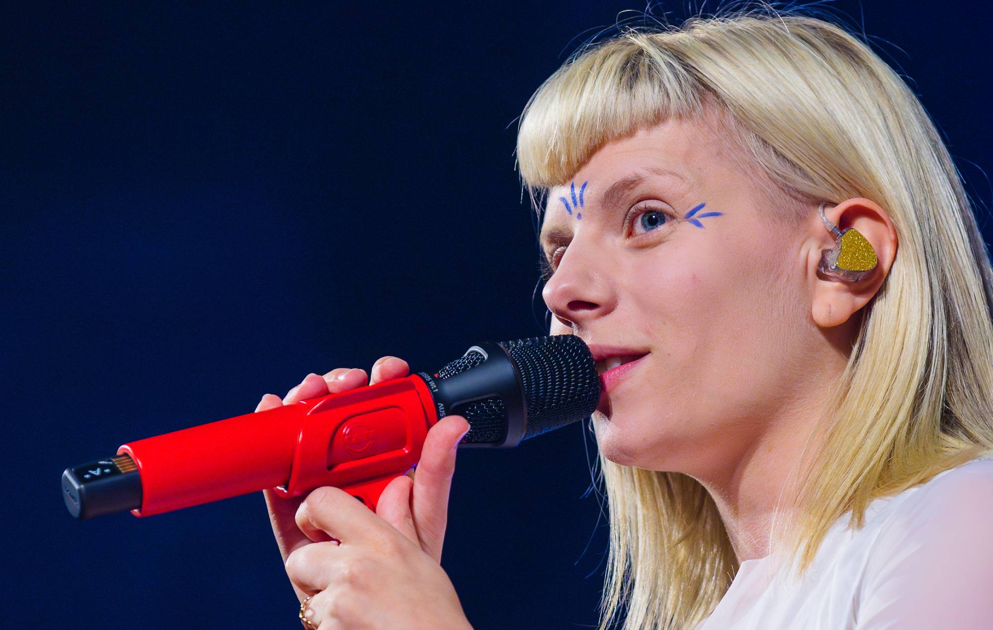 Aurora fait face à "l'ennemi invisible" de la colère et de la tristesse sur le nouveau single enchanteur "The Flood"