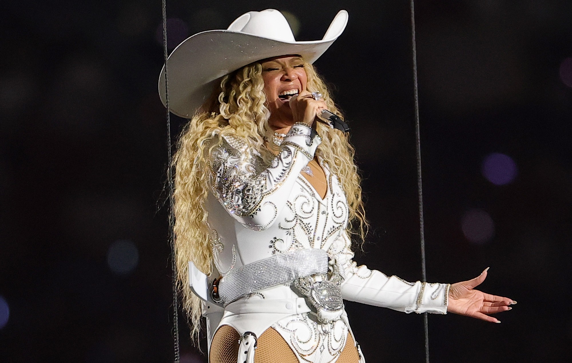 Regardez Beyoncé faire ressortir Rarely Seen Daughter Rumi pour la soirée d'ouverture de sa tournée «Cowboy Carter»