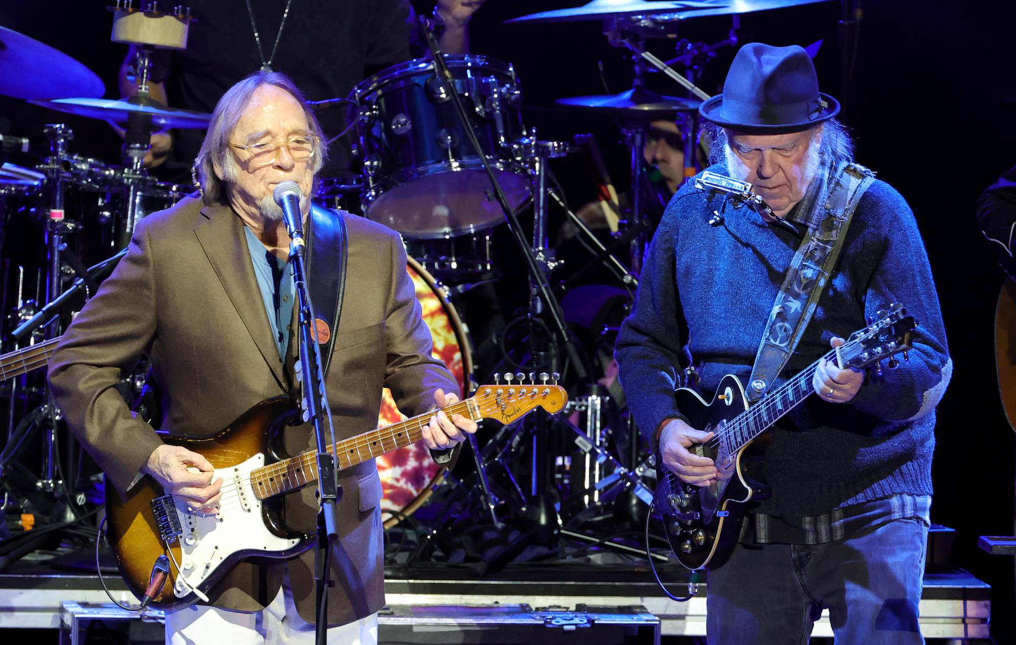 Regardez Neil Young et Stephen Stills se réunir à l'événement caritatif de Los Angeles