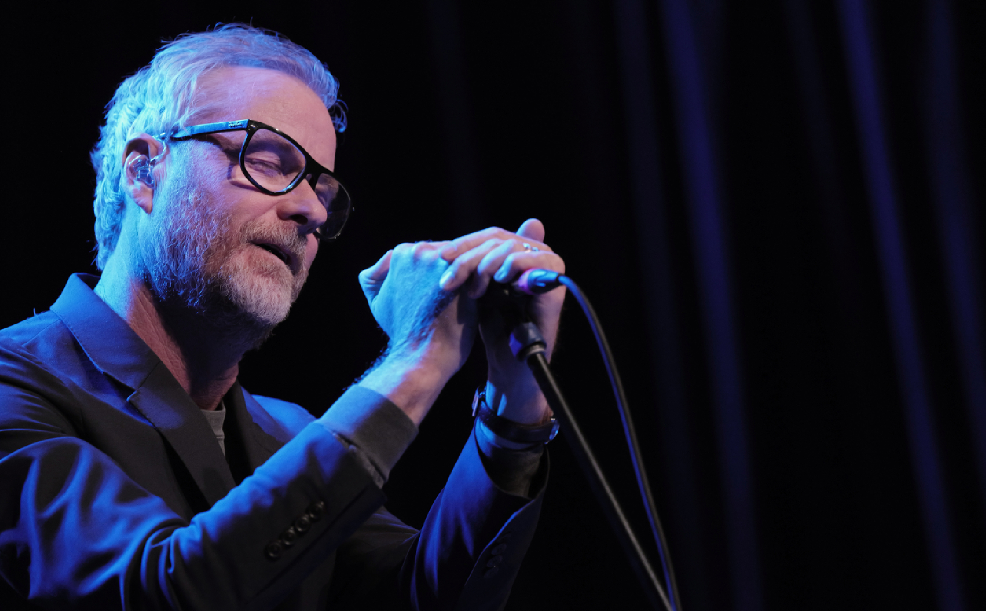 Regardez le Matt Berninger du National jouer du matériel solo pour la première fois et le nouvel album Air `` Get Sunk '' à Leeds