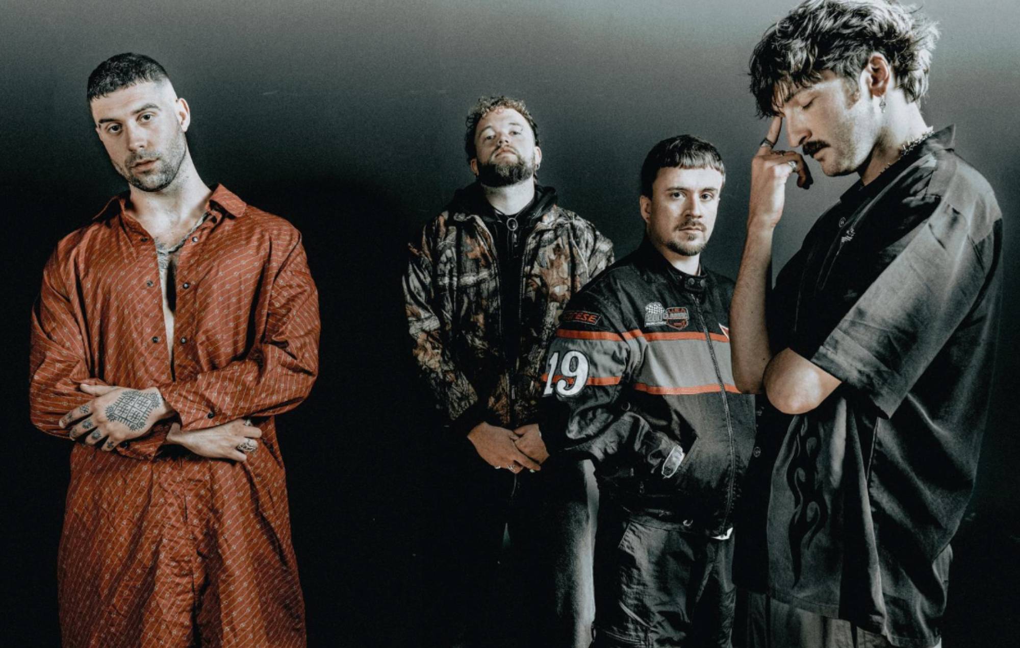 Maruja nous parlait de leur single épique `` Look Down on Us '' et du premier album «Pain to Power»