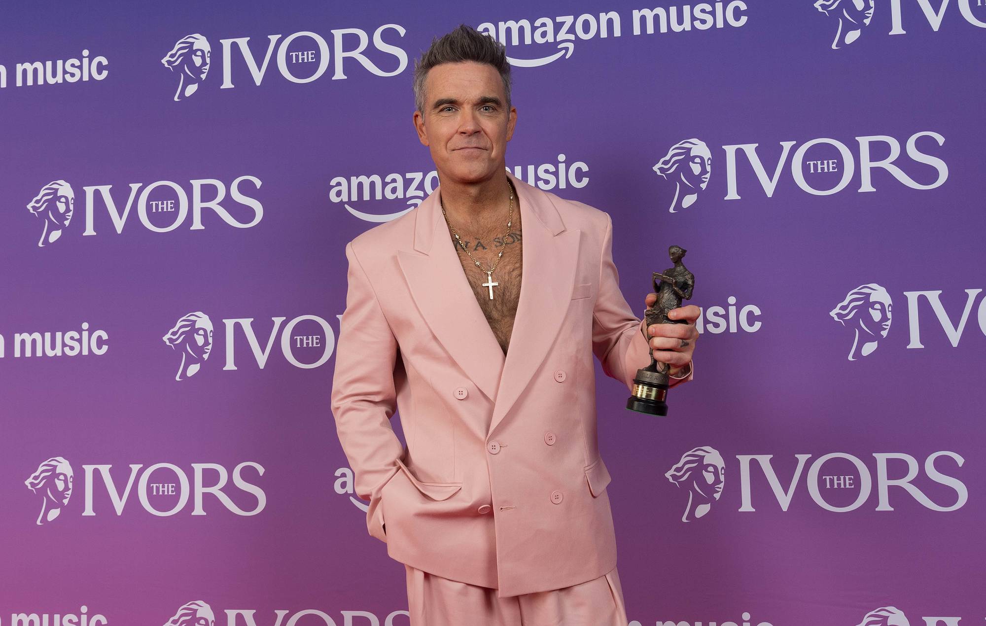 Robbie Williams en travaillant avec Tony Iommi, «Britpop», Glastonbury et sa bromance avec un jeu doux