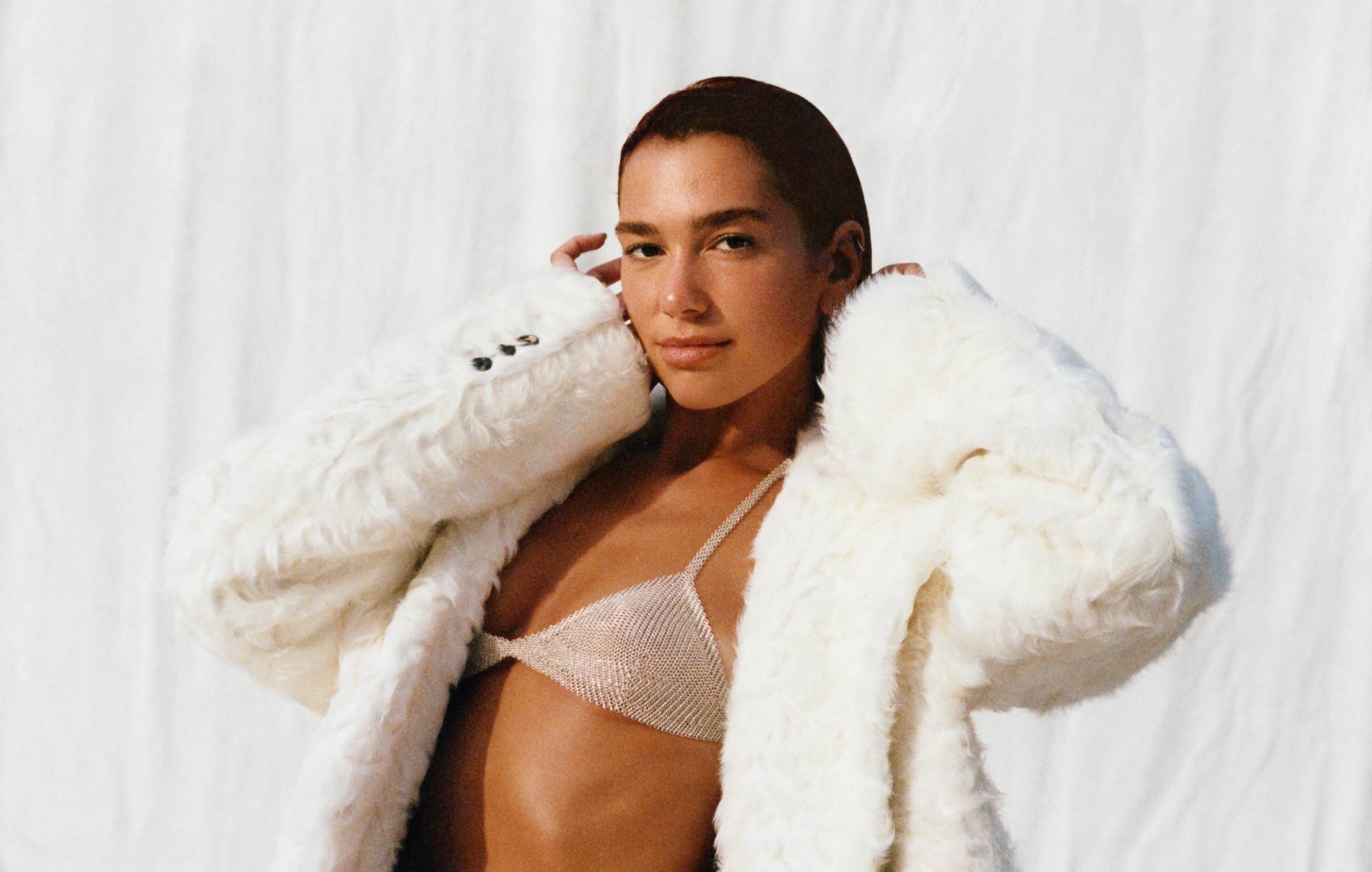 Dua Lipa lance la tournée européenne de `` optimisme radical '' avec couverture espagnole d'Enrique Iglesias '' Hero '
