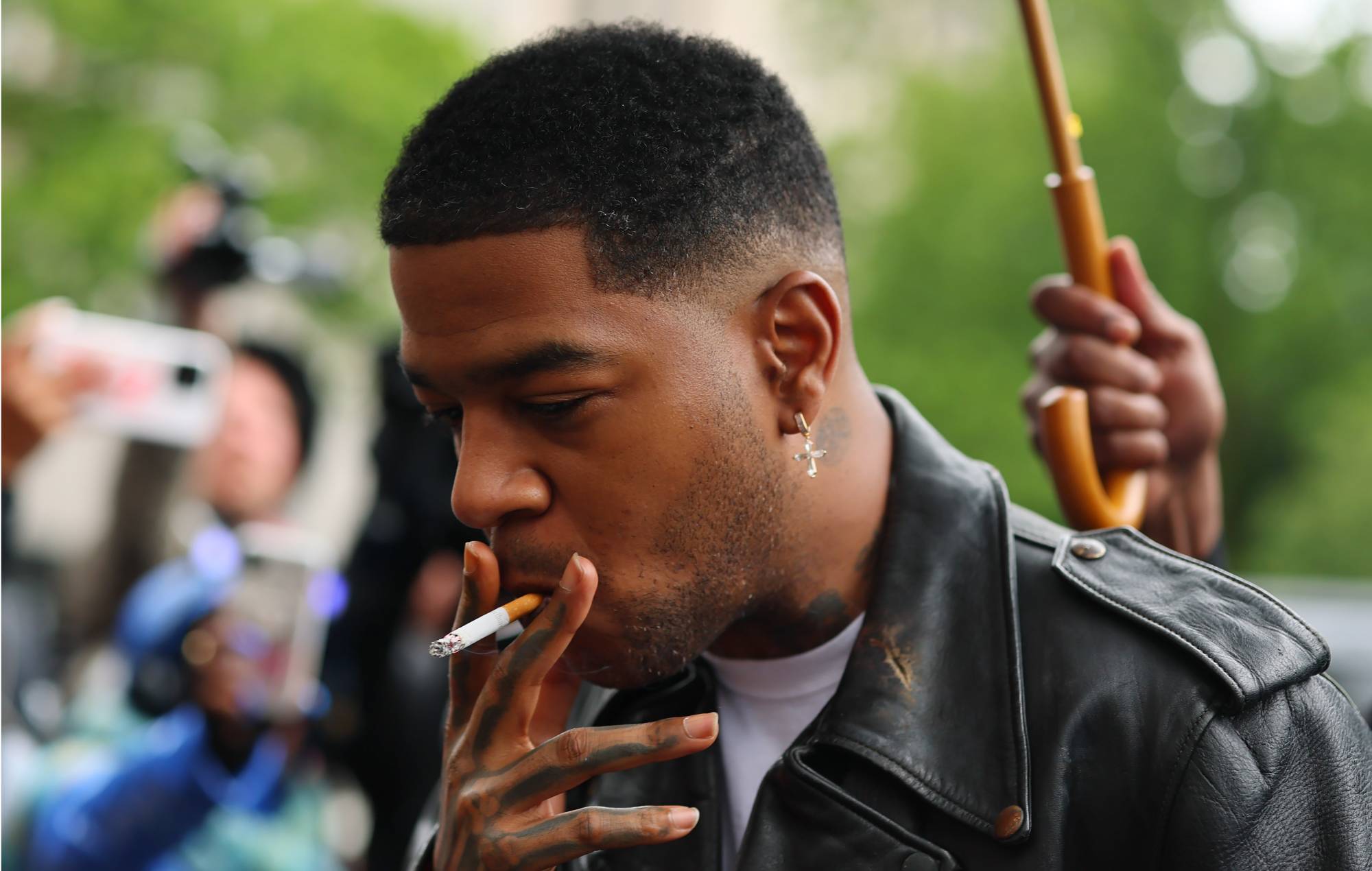 Kid Cudi témoigne que Diddy est entré par effraction dans sa maison, des cadeaux de famille non emballés et un chien verrouillé dans la salle de bain