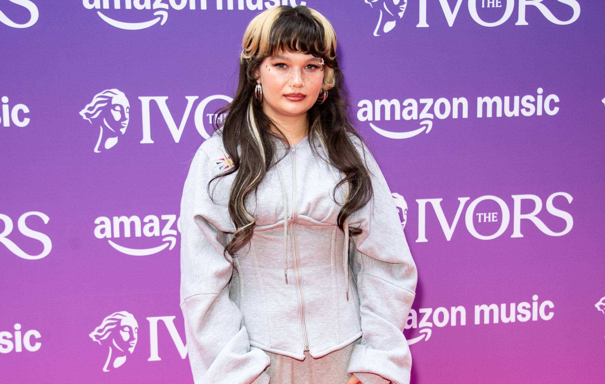 Lola Young `` Messy '' paroles de sens et de conseils aux jeunes auteurs-compositeurs