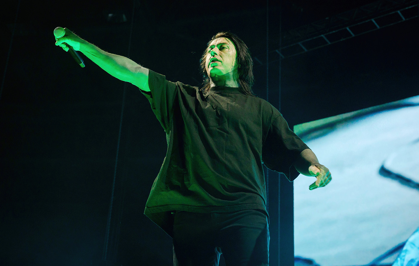 Ronnie Radke affirme que la femme séparée de Tommy Lee le menace de "Catfish"